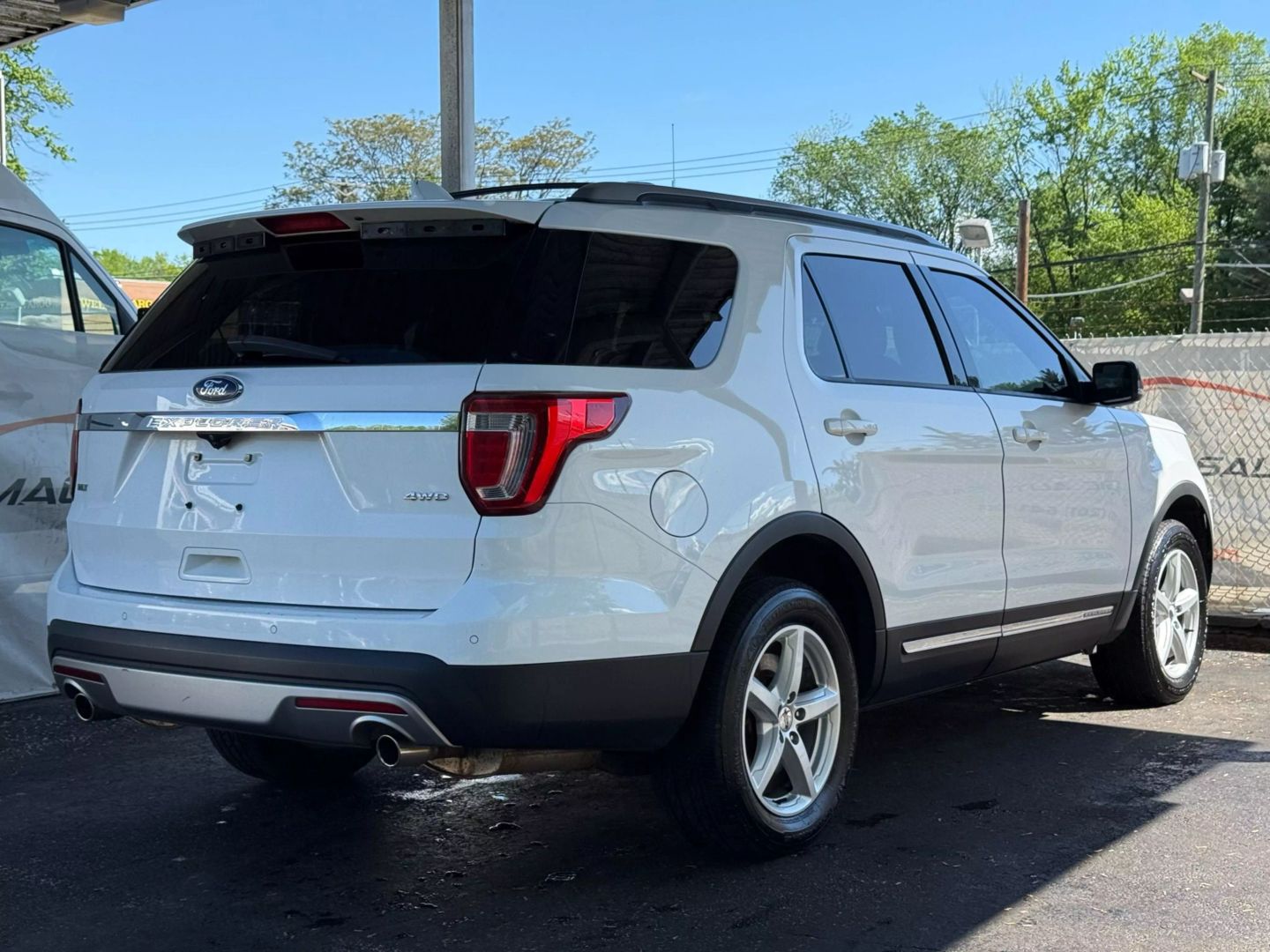 2017 Ford Explorer - Image 11