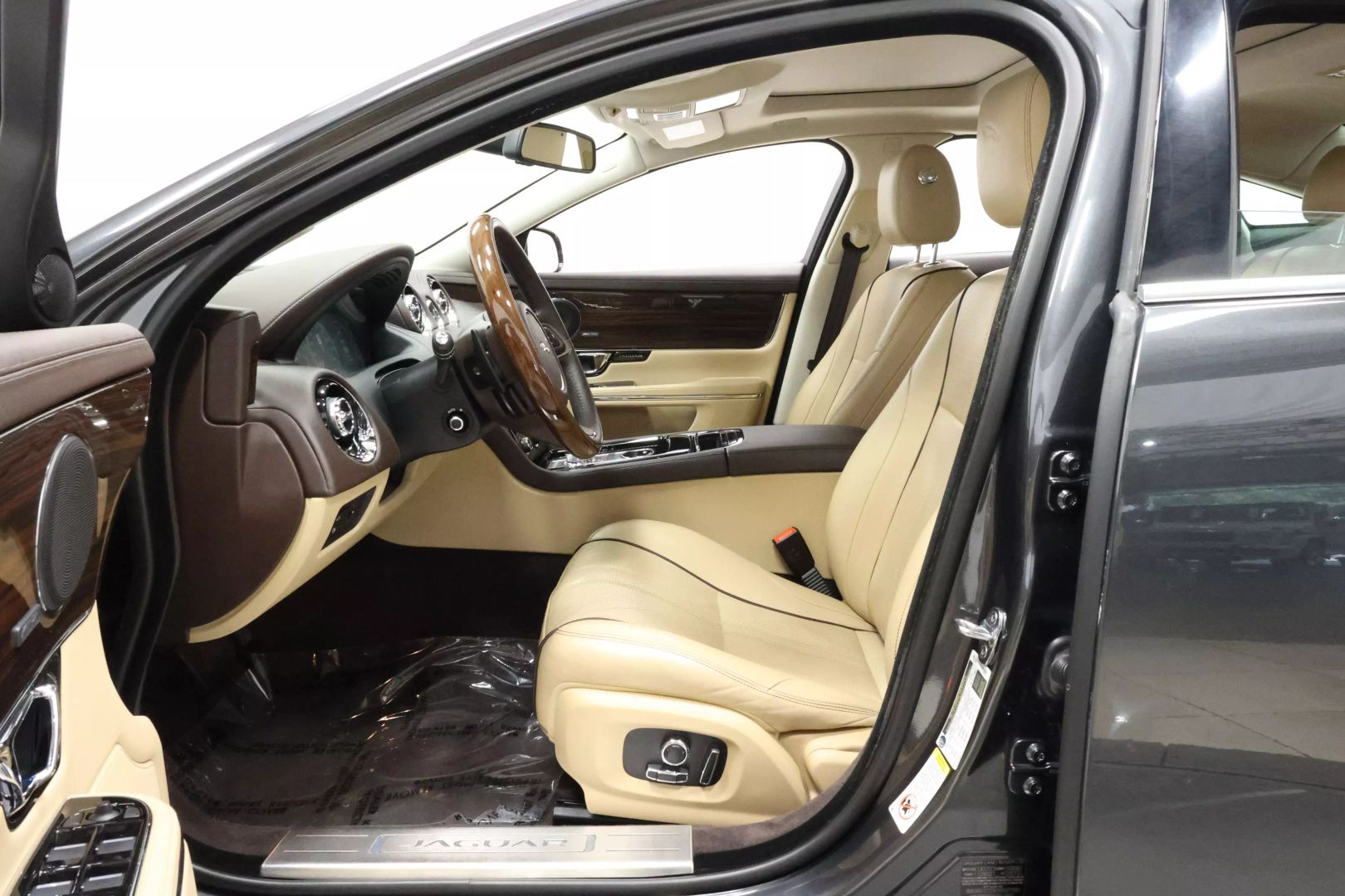 2017 Jaguar Xj - Image 13