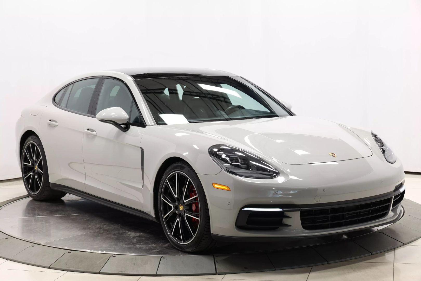 2018 Porsche Panamera - Image 96