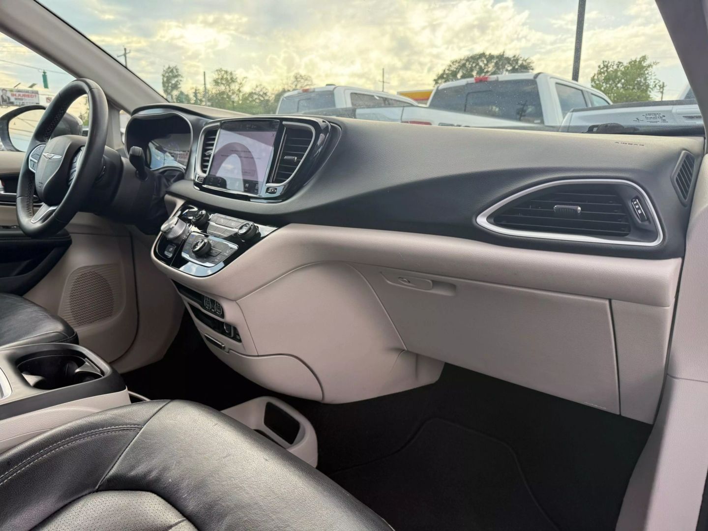 2022 Chrysler Pacifica - Image 23