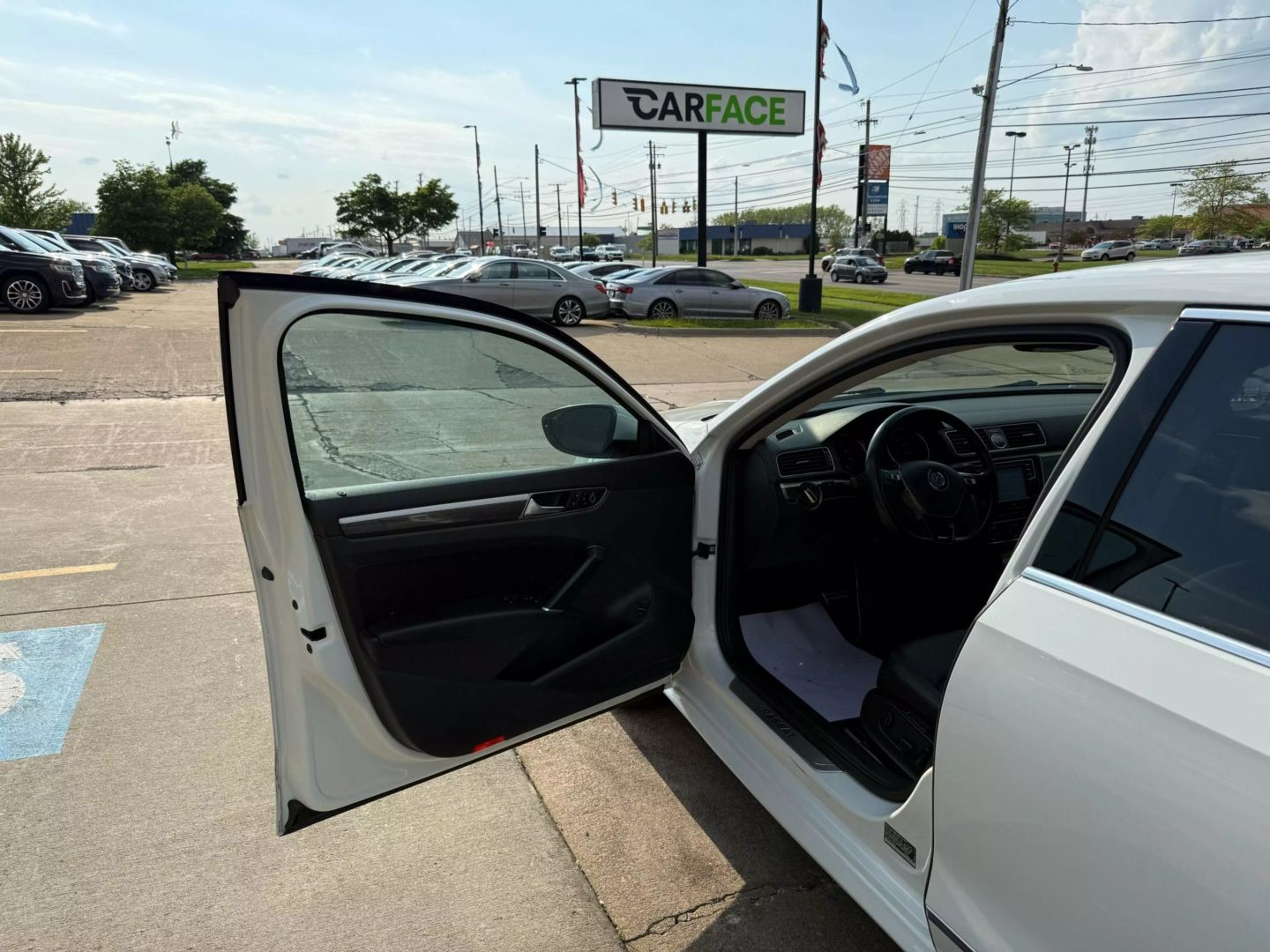 2017 Volkswagen Passat - Image 16