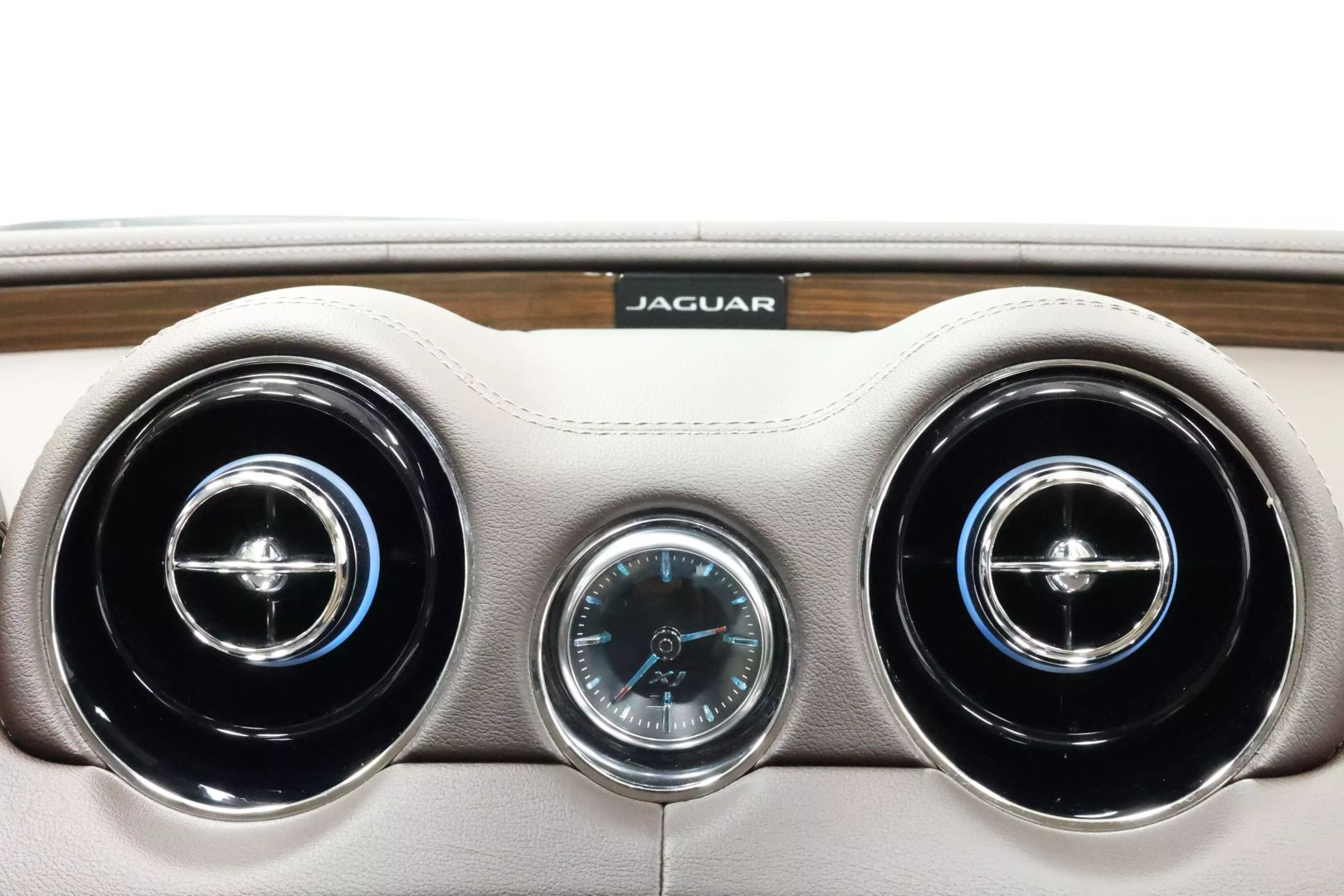 2017 Jaguar Xj - Image 29