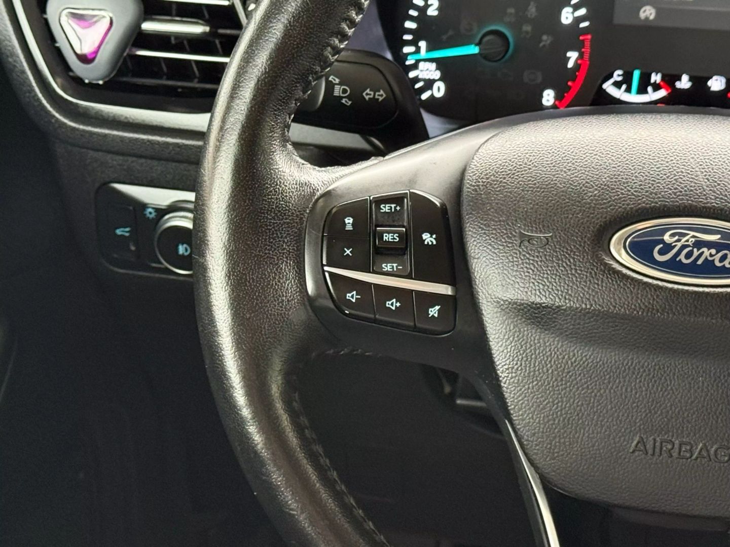 2020 Ford Escape - Image 33