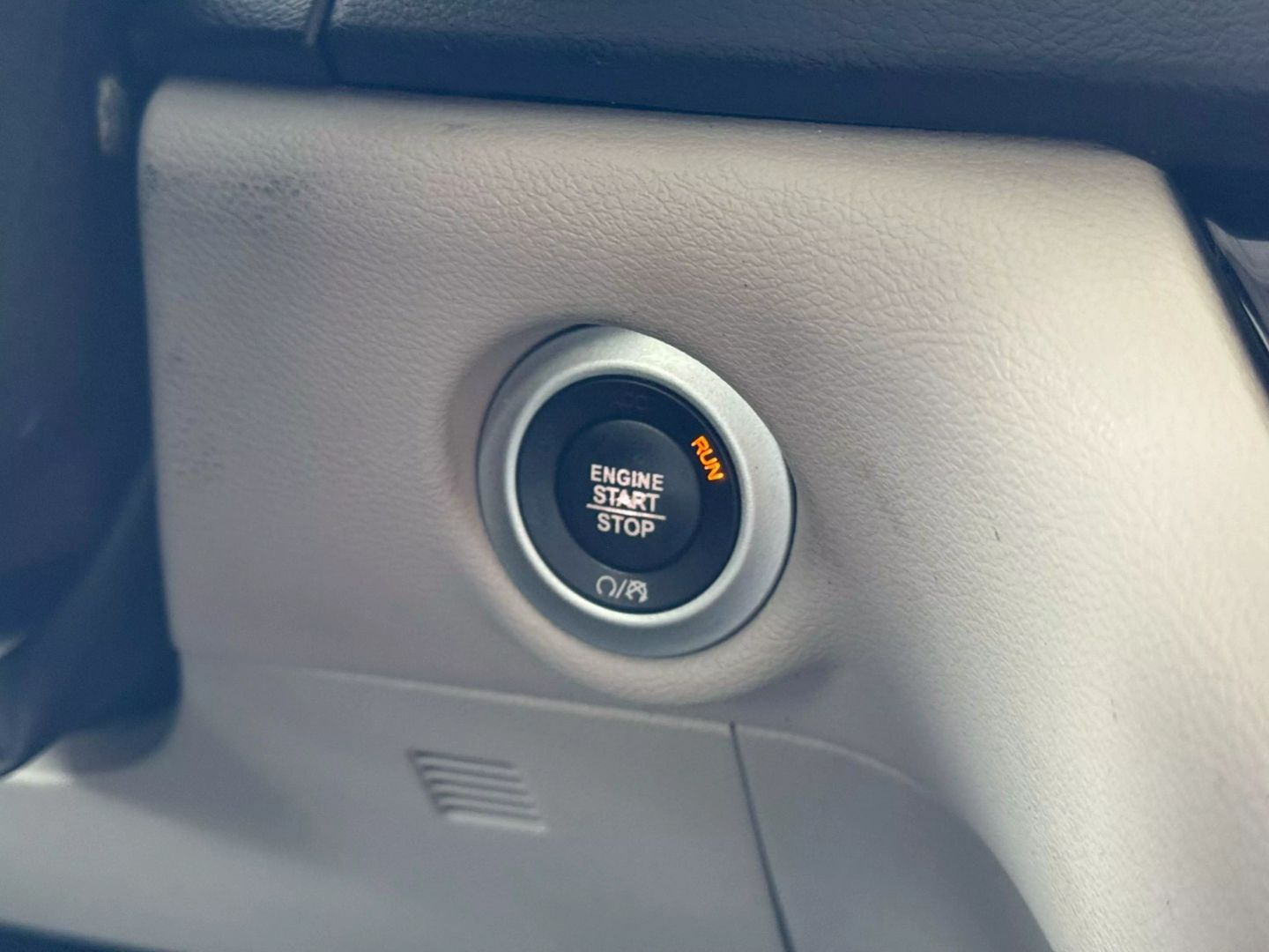 2020 Chrysler Pacifica - Image 29