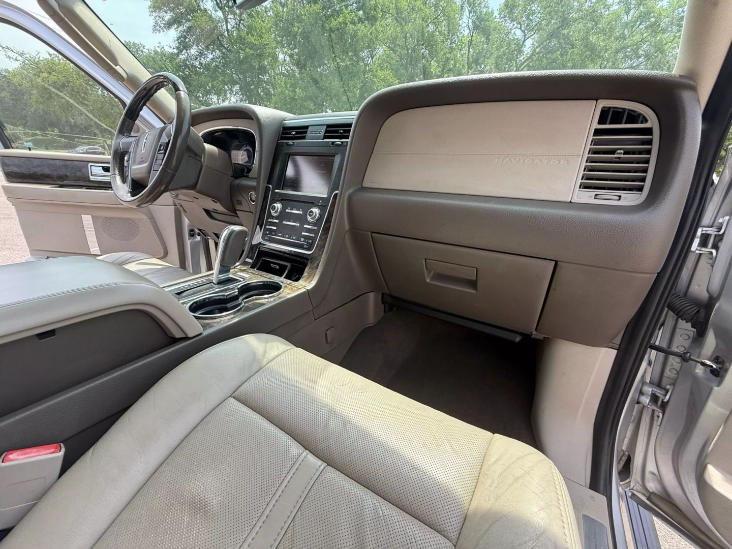 2015 Lincoln Navigator - Image 19
