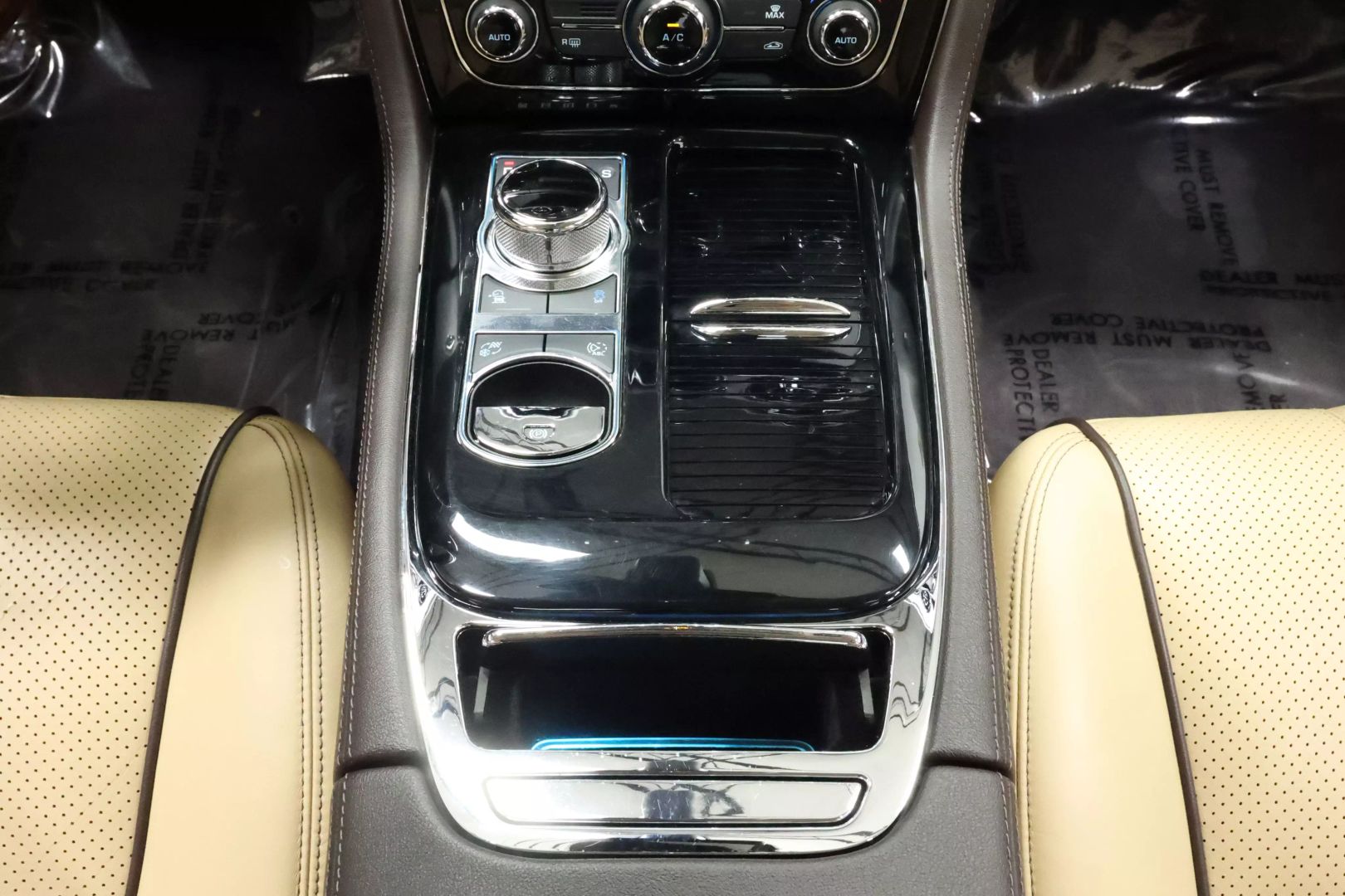 2017 Jaguar Xj - Image 38