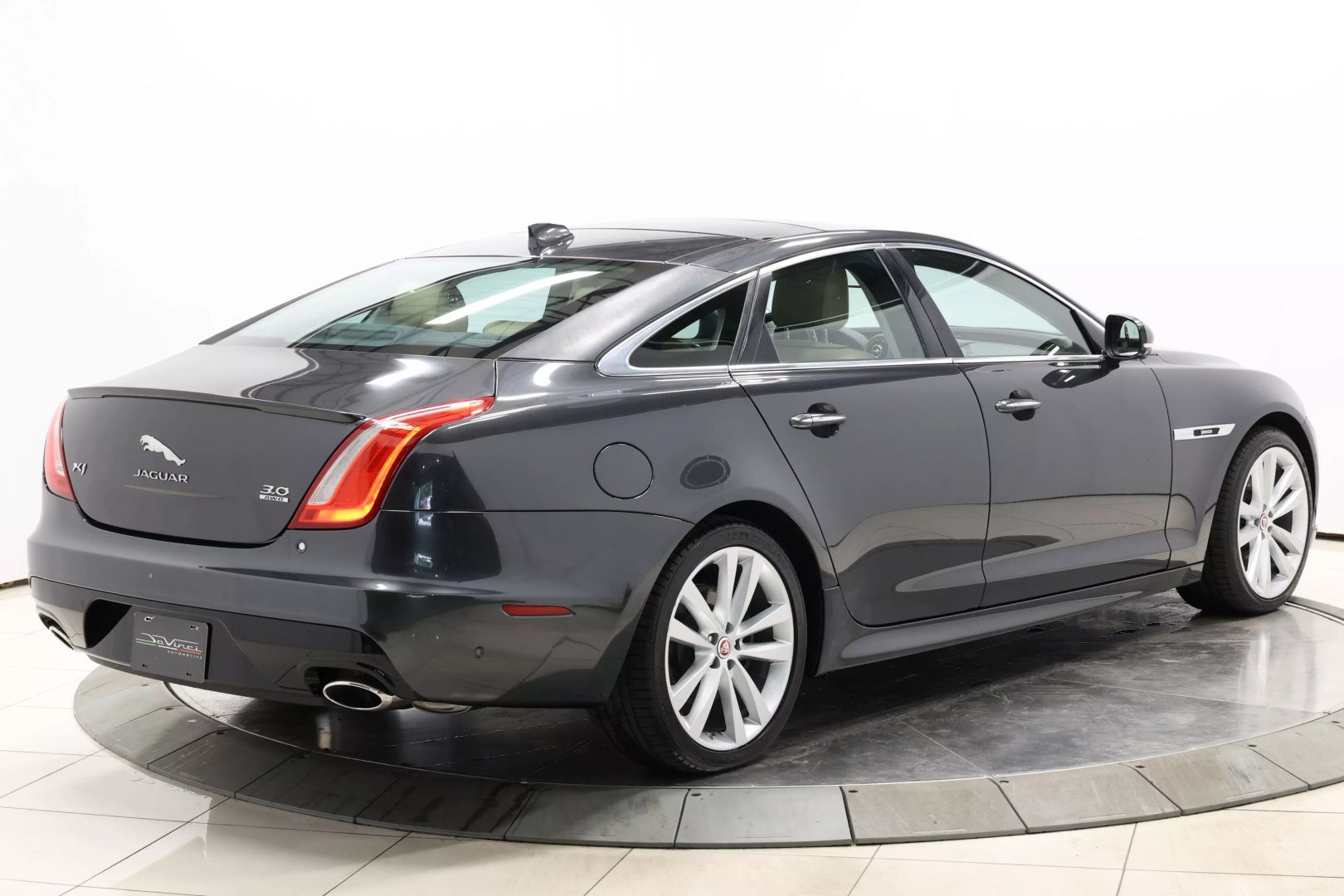 2017 Jaguar Xj - Image 62
