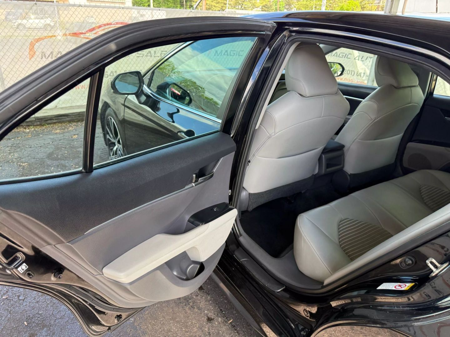 2019 Toyota Camry - Image 17