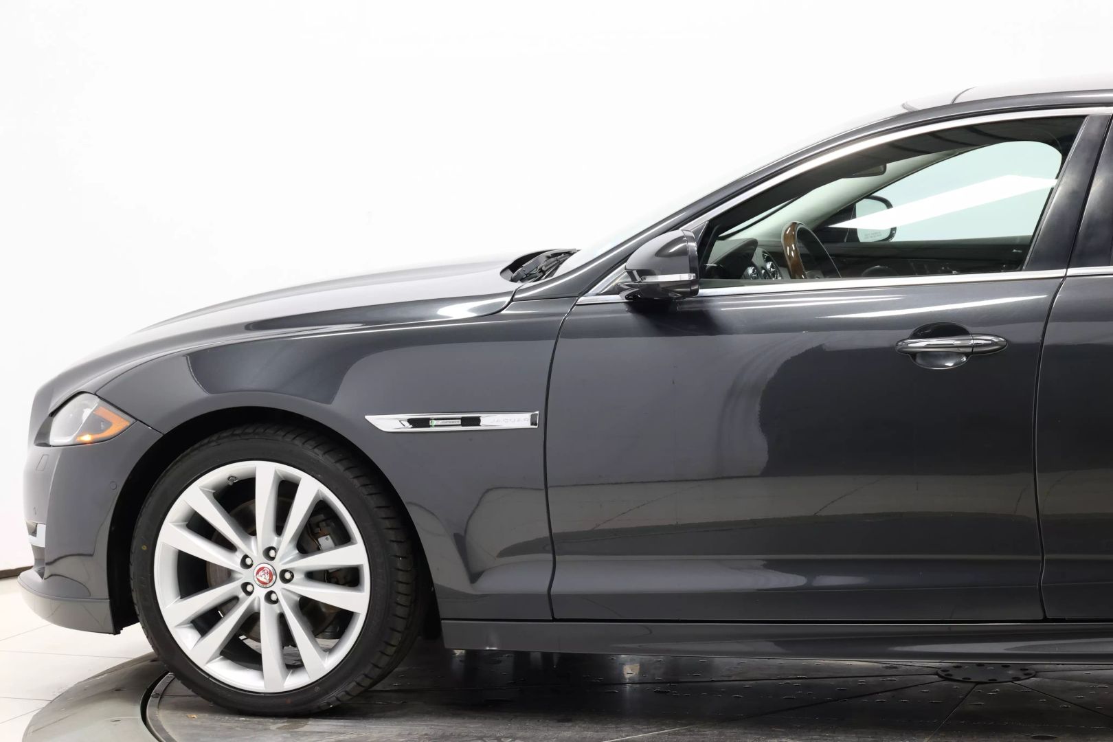 2017 Jaguar Xj - Image 7