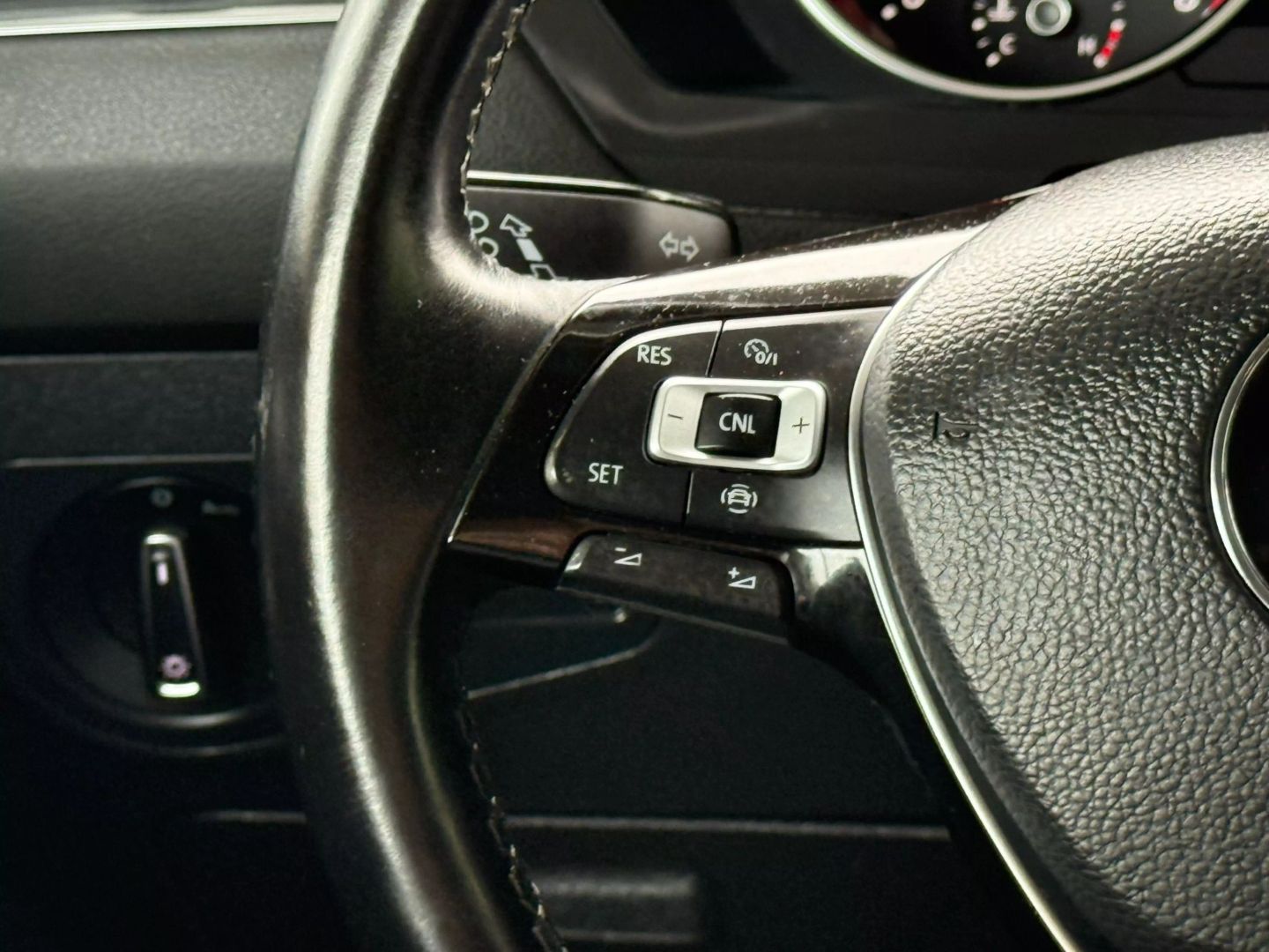 2019 Volkswagen Tiguan - Image 36