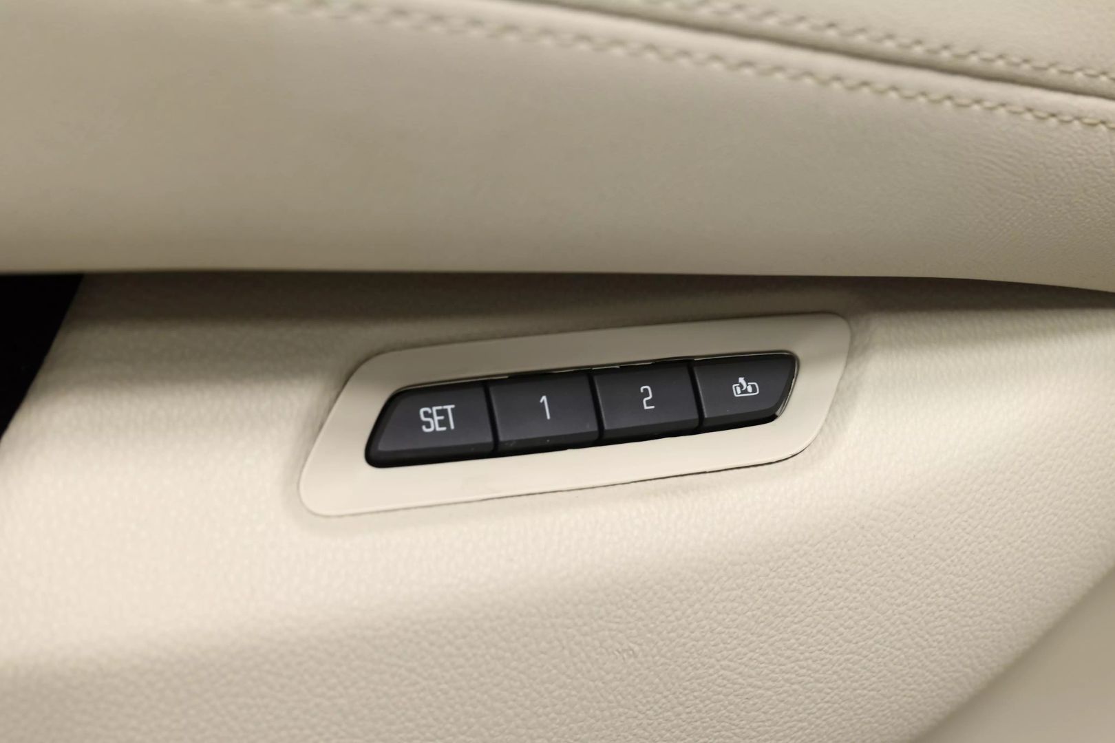 2017 Cadillac Escalade - Image 12