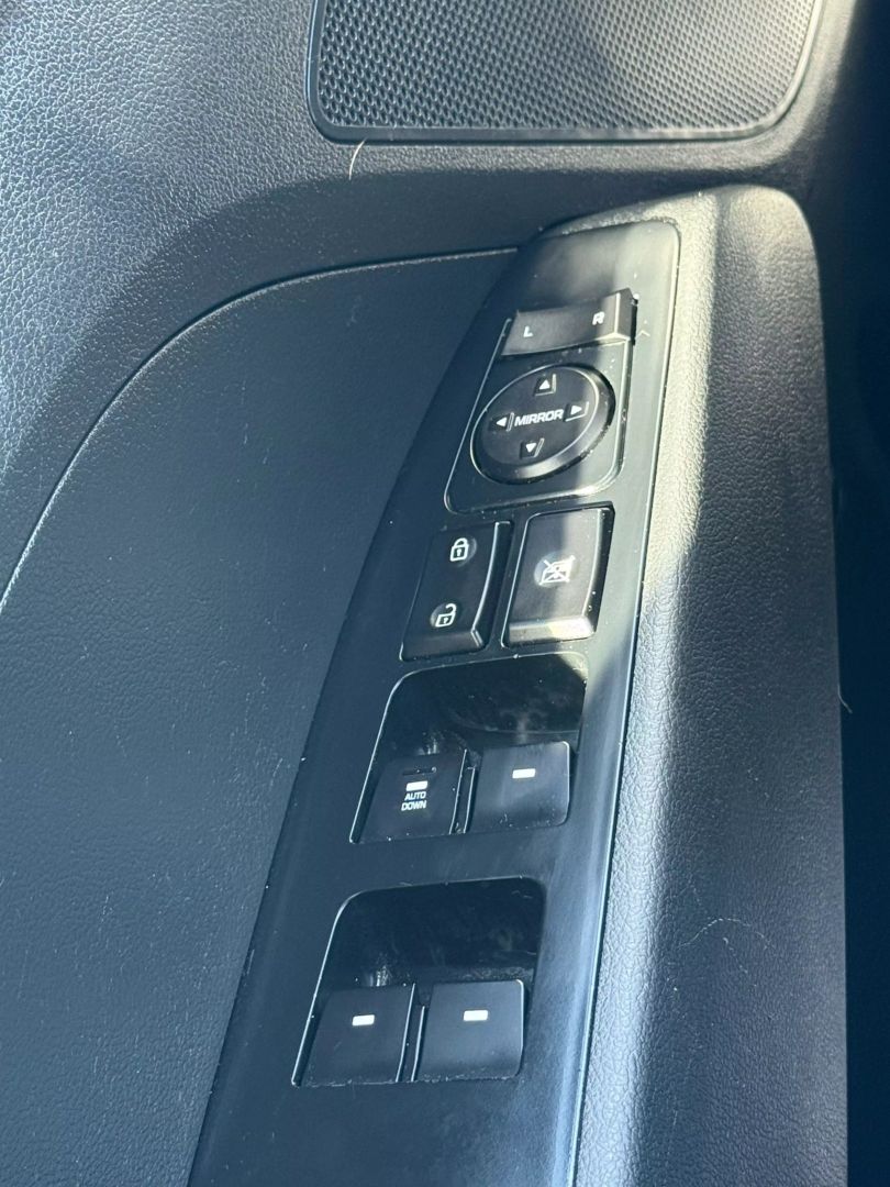 2020 Hyundai Elantra - Image 40
