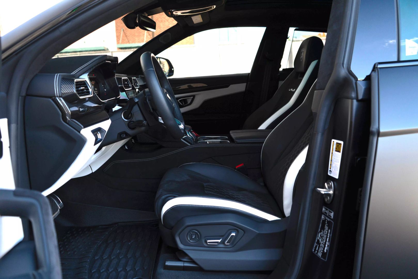 2024 Lamborghini Urus - Image 32