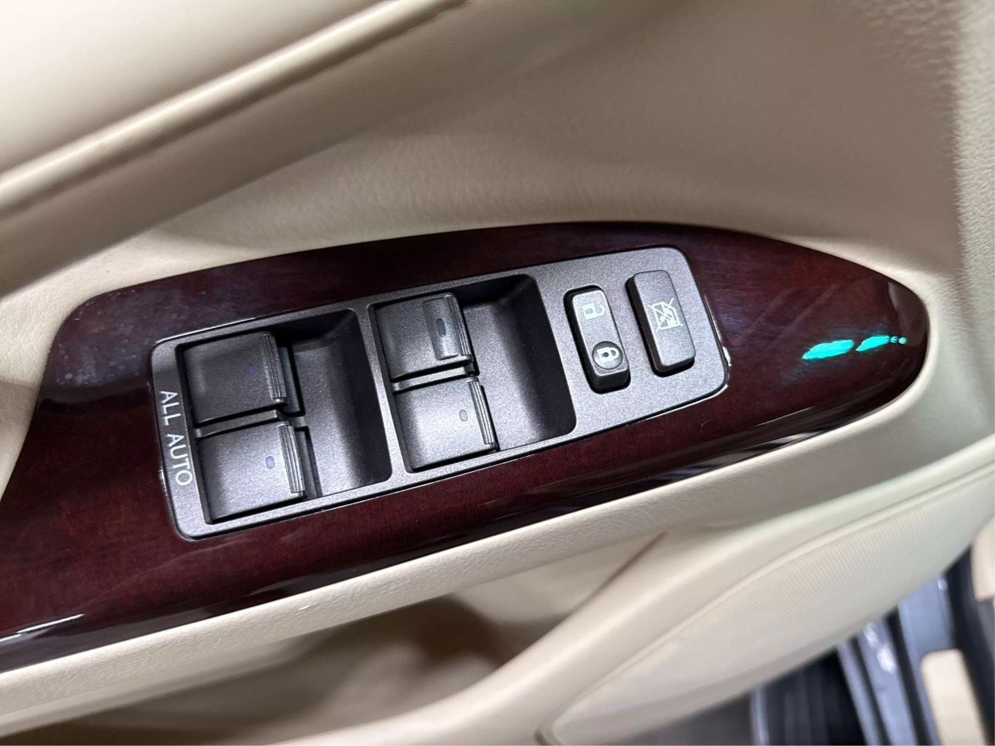 2013 Lexus Lx - Image 30