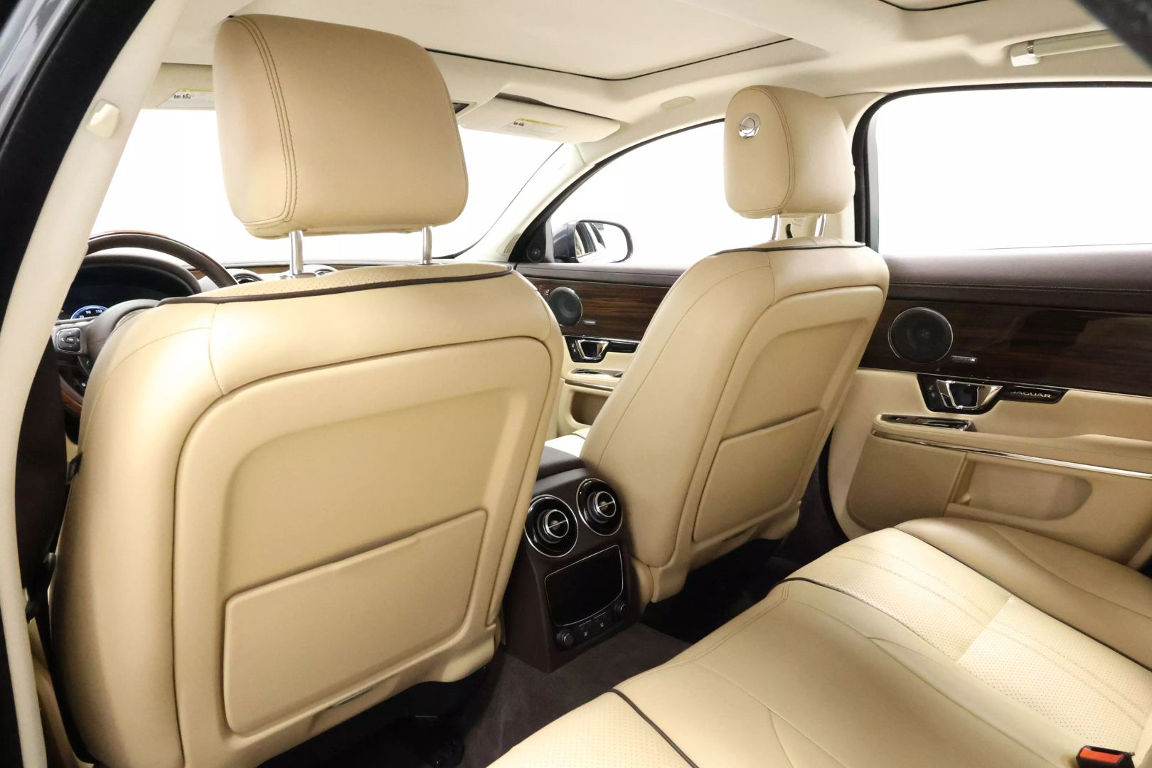2017 Jaguar Xj - Image 54