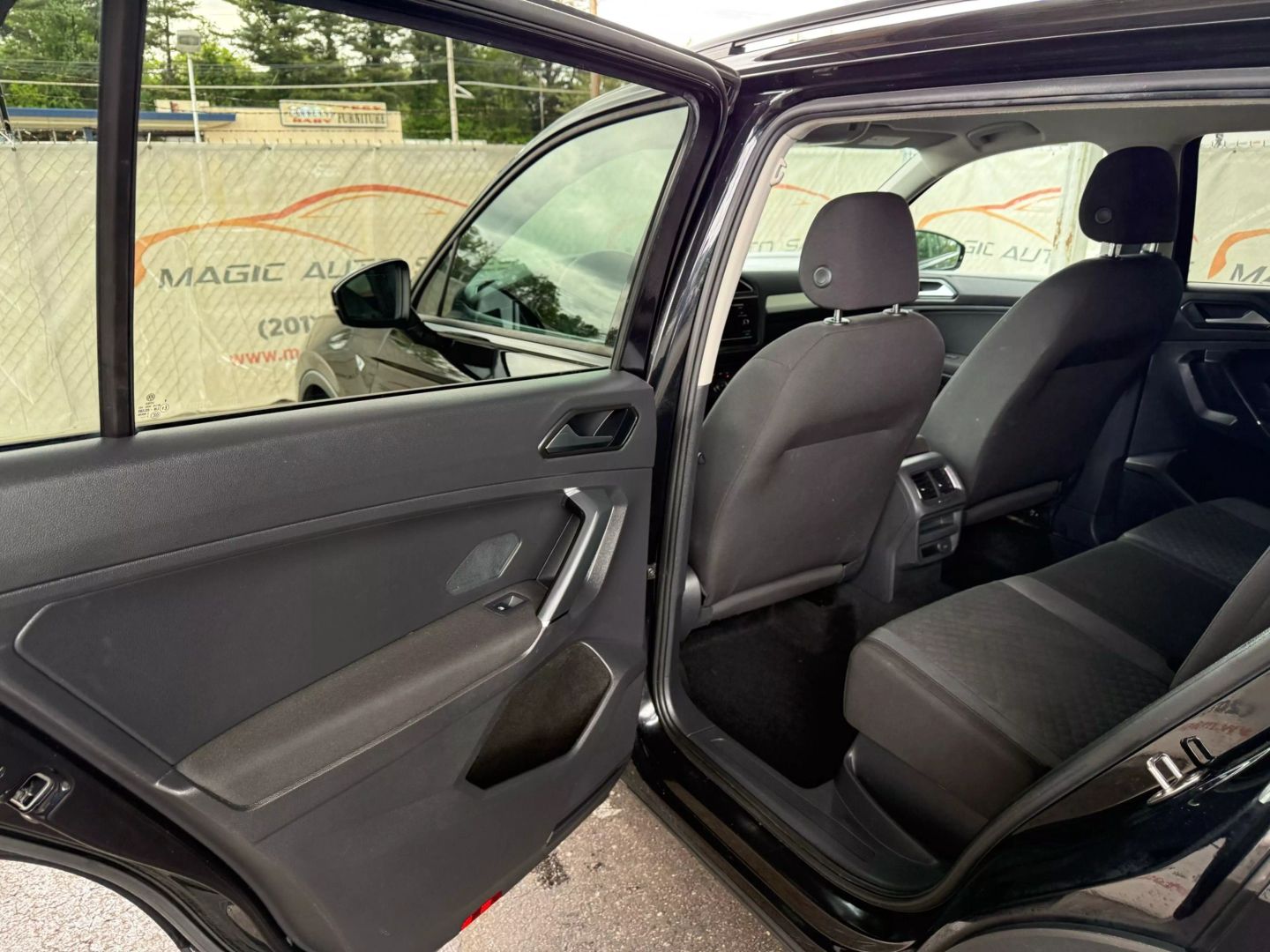 2018 Volkswagen Tiguan - Image 17