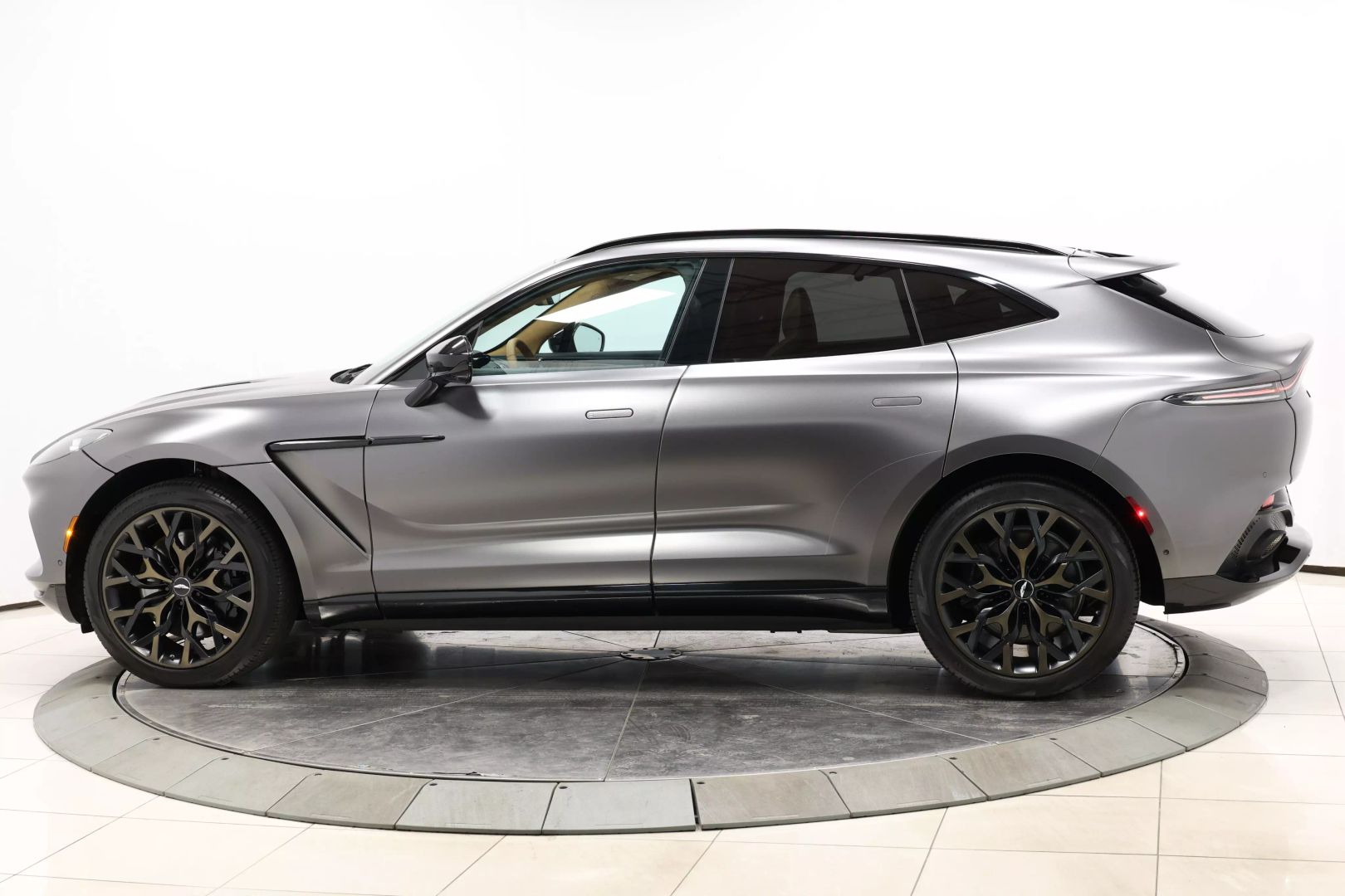2021 Aston Martin Dbx - Image 6