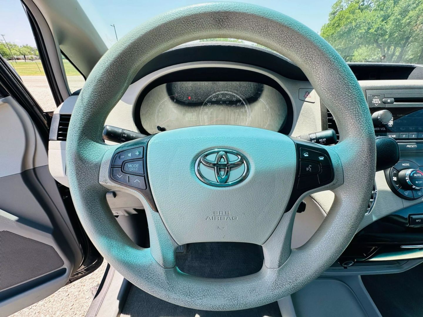 2014 Toyota Sienna - Image 18