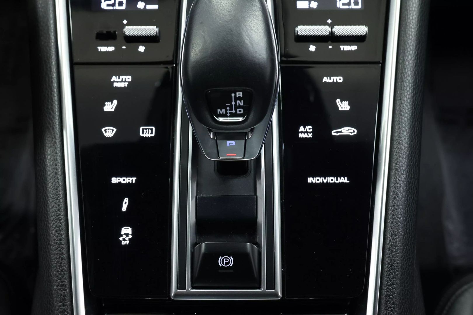 2018 Porsche Panamera - Image 40