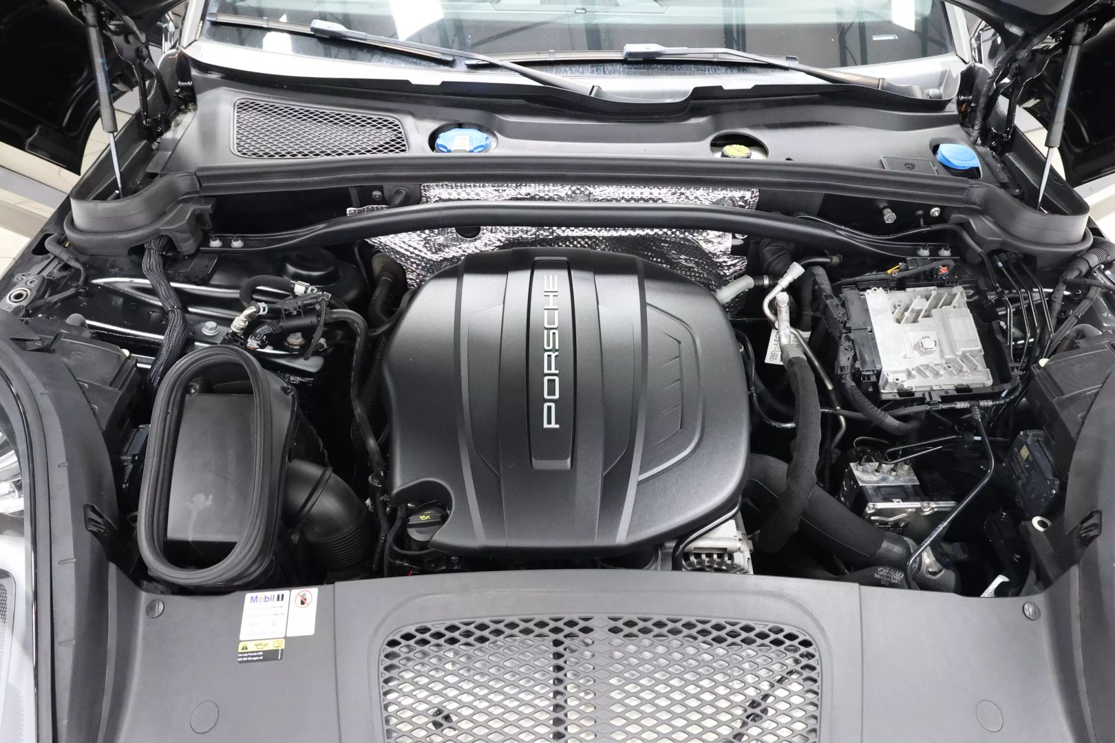 2021 Porsche Macan - Image 95