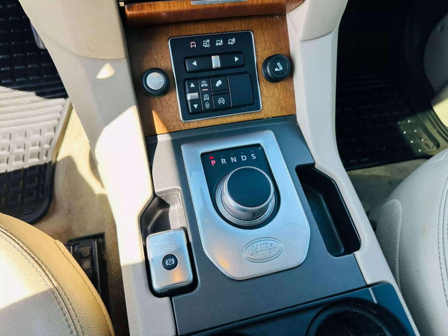 2016 Land Rover Lr4 - Image 22