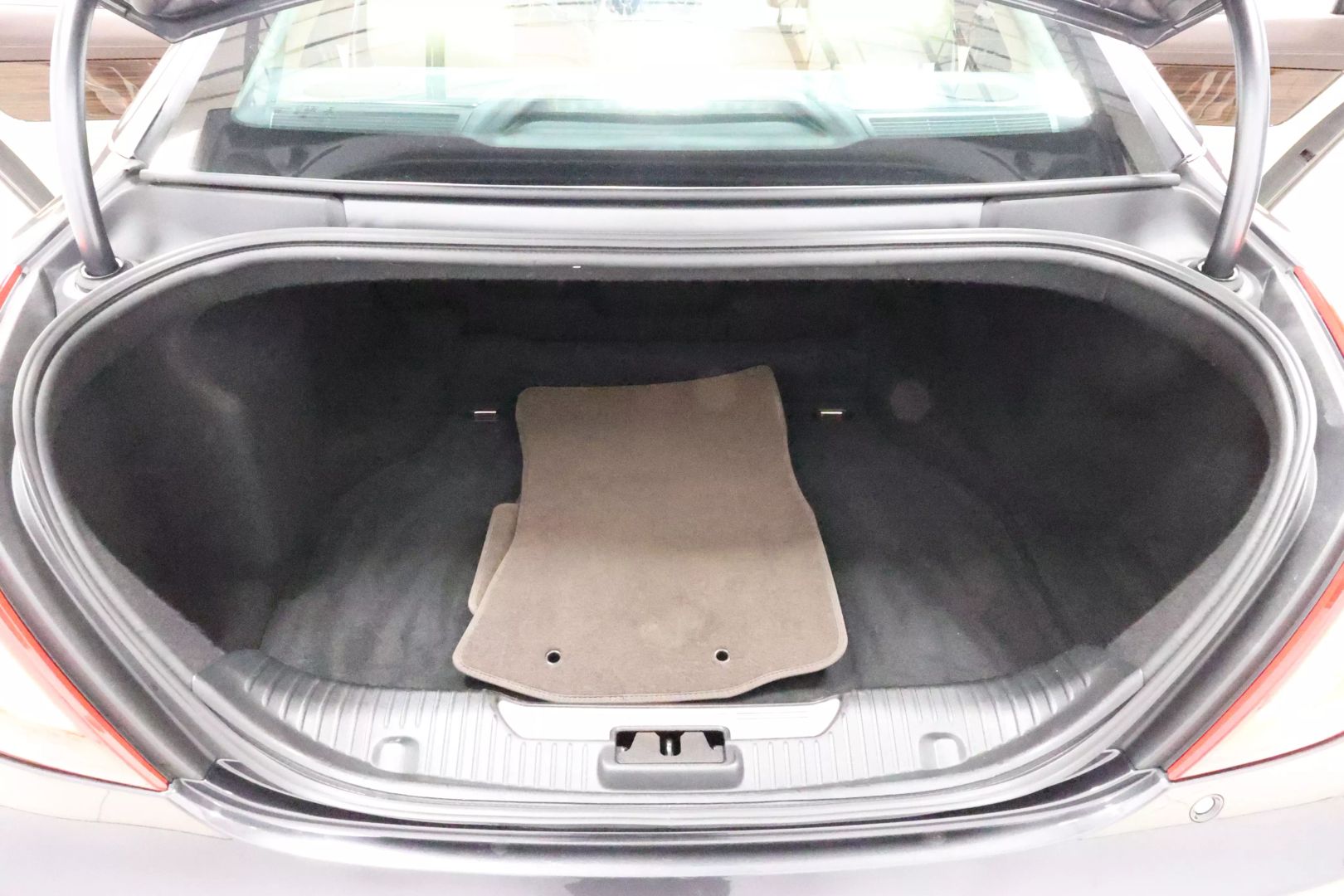 2017 Jaguar Xj - Image 60