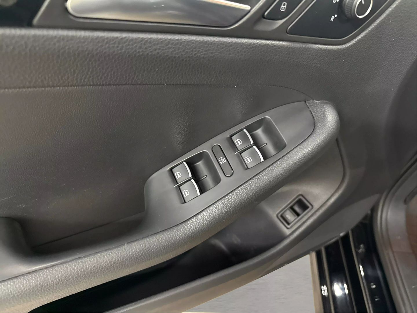 2016 Volkswagen Jetta - Image 27