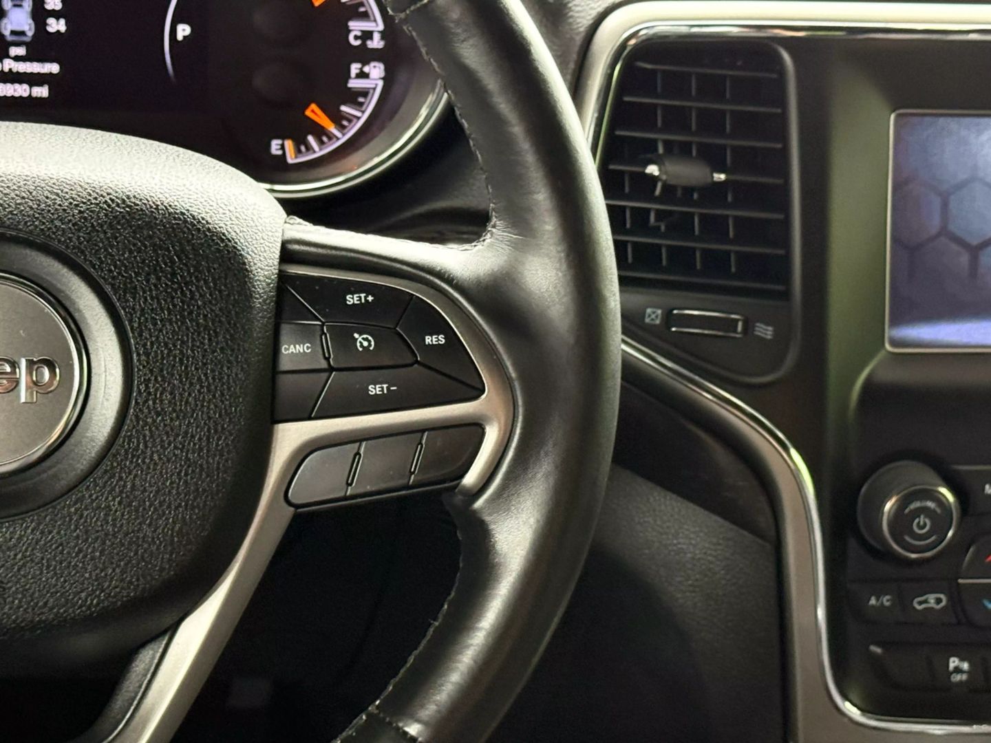 2018 Jeep Grand Cherokee - Image 33