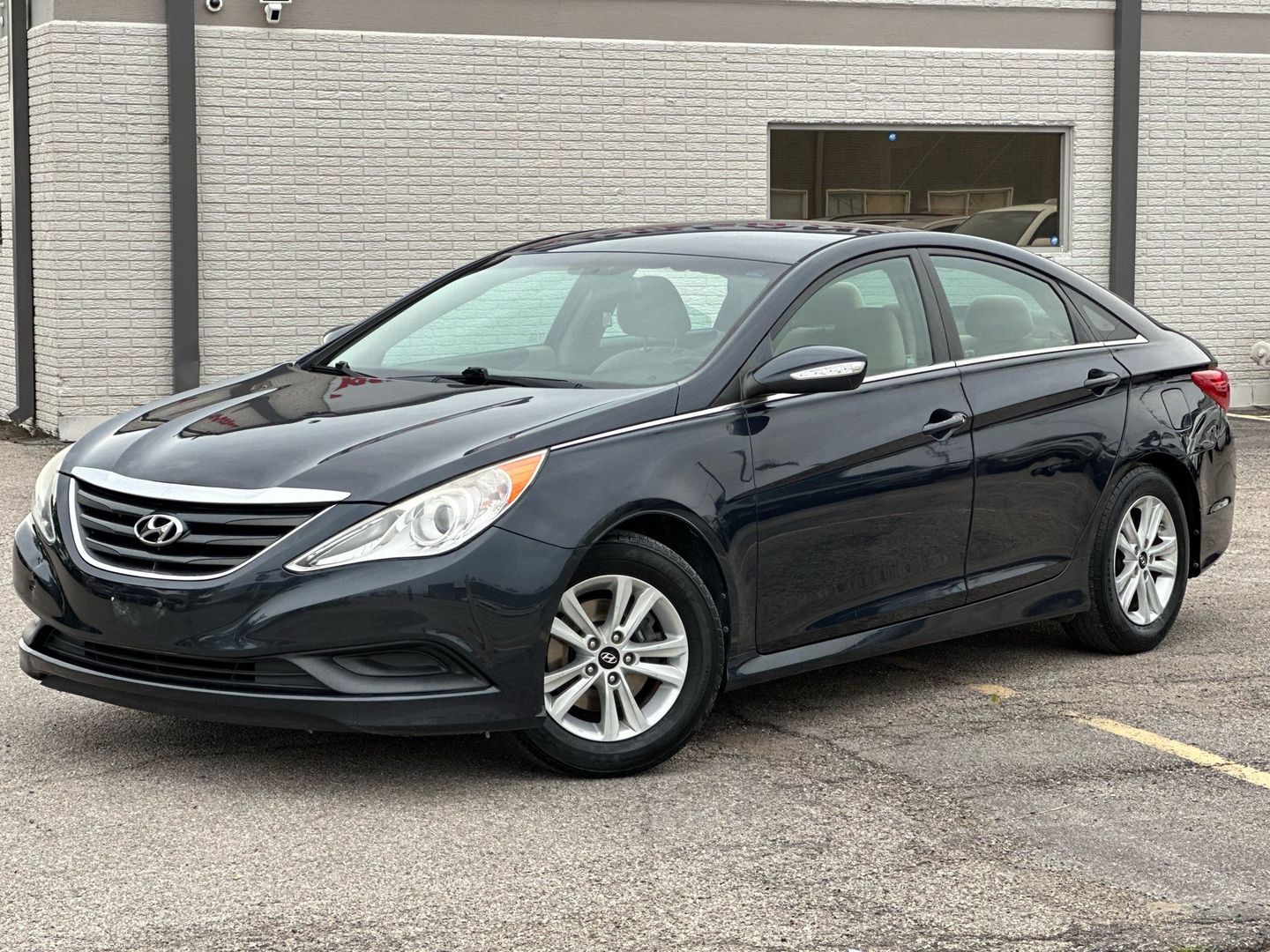 2014 Hyundai Sonata - Image 2