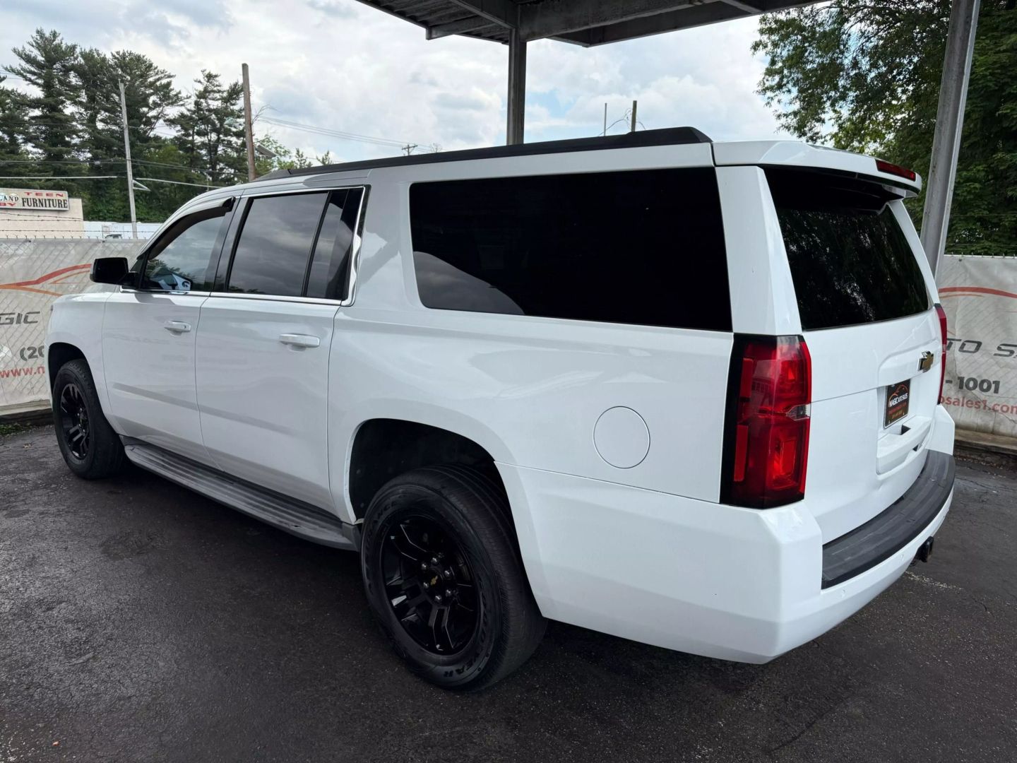 2015 Chevrolet Suburban - Image 12