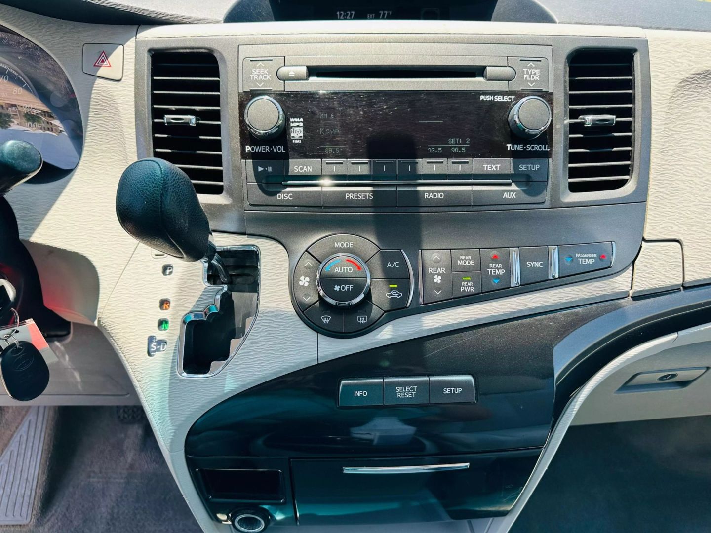 2014 Toyota Sienna - Image 17