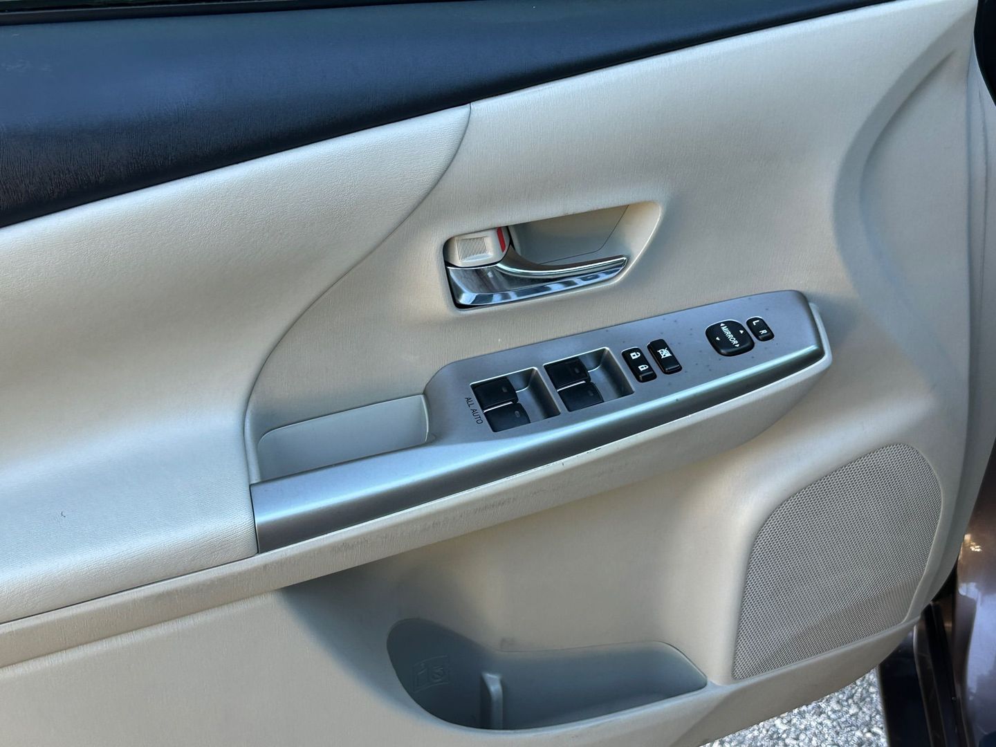 2015 Toyota Prius V - Image 12