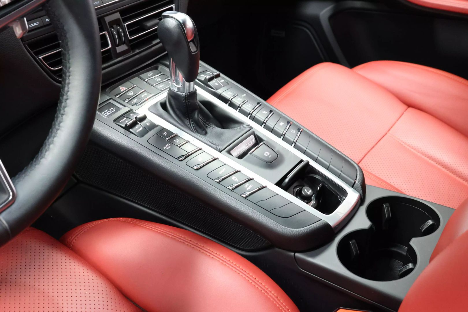 2021 Porsche Macan - Image 39