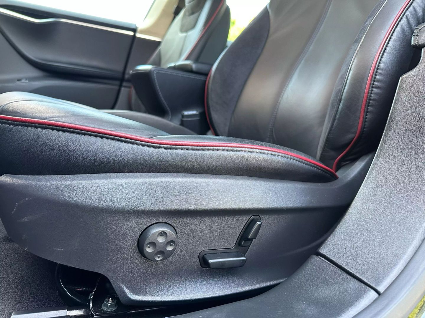 2014 Tesla Model S - Image 20
