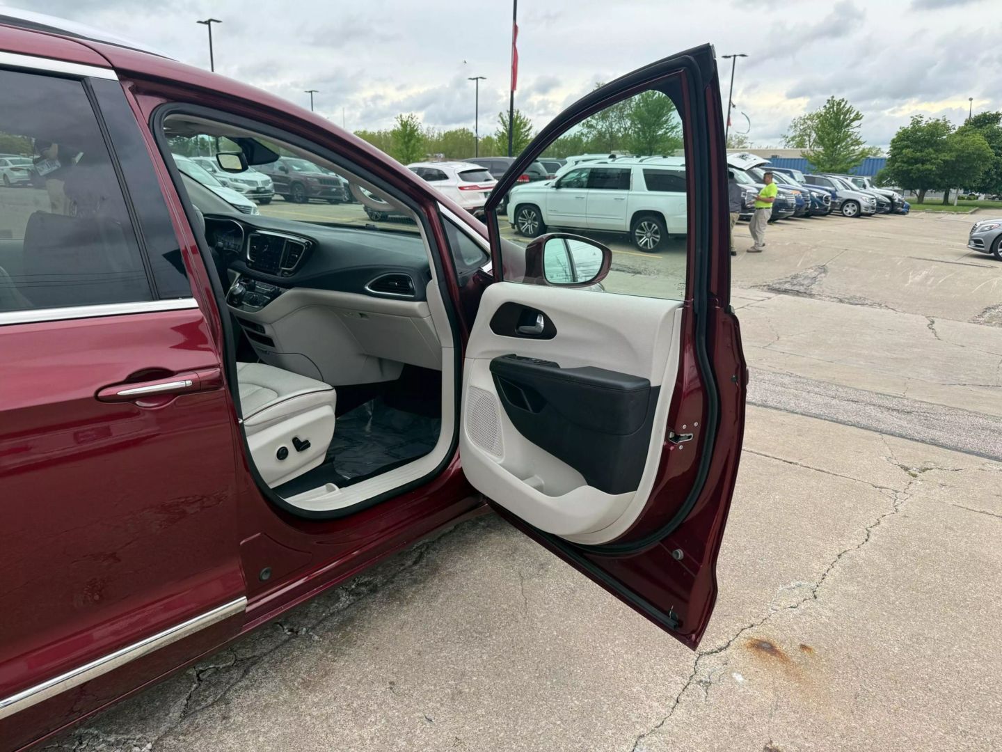 2020 Chrysler Pacifica - Image 30