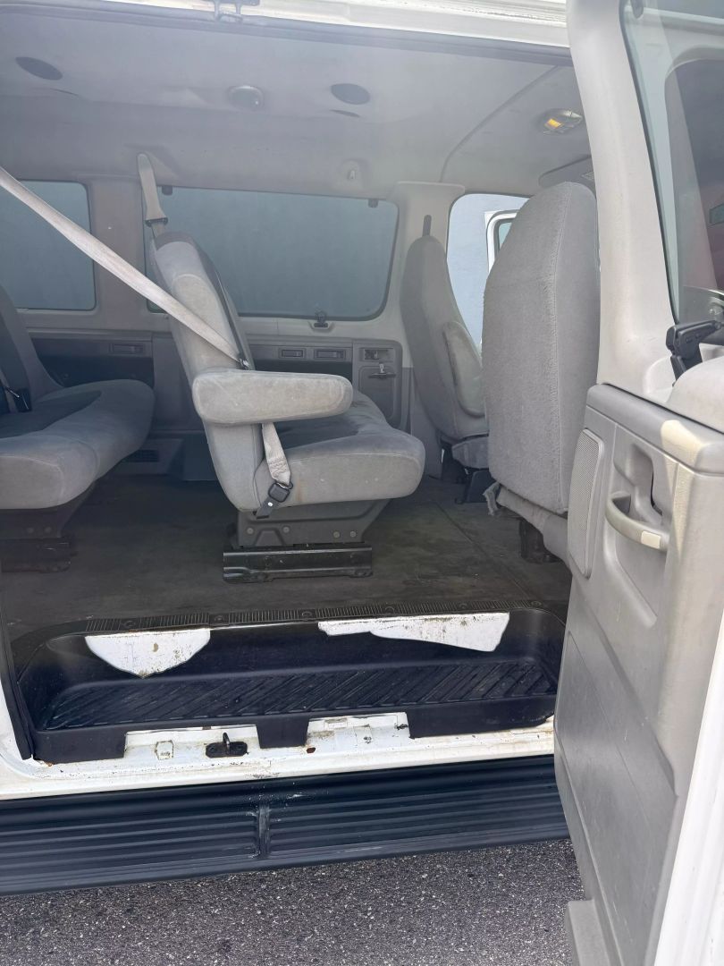2008 Ford E350 Super Duty Passenger Xlt Van 3d - Image 10