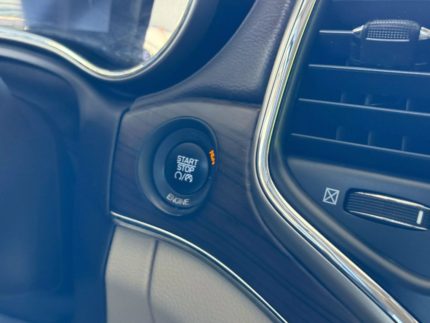 2015 Jeep Grand Cherokee - Image 30