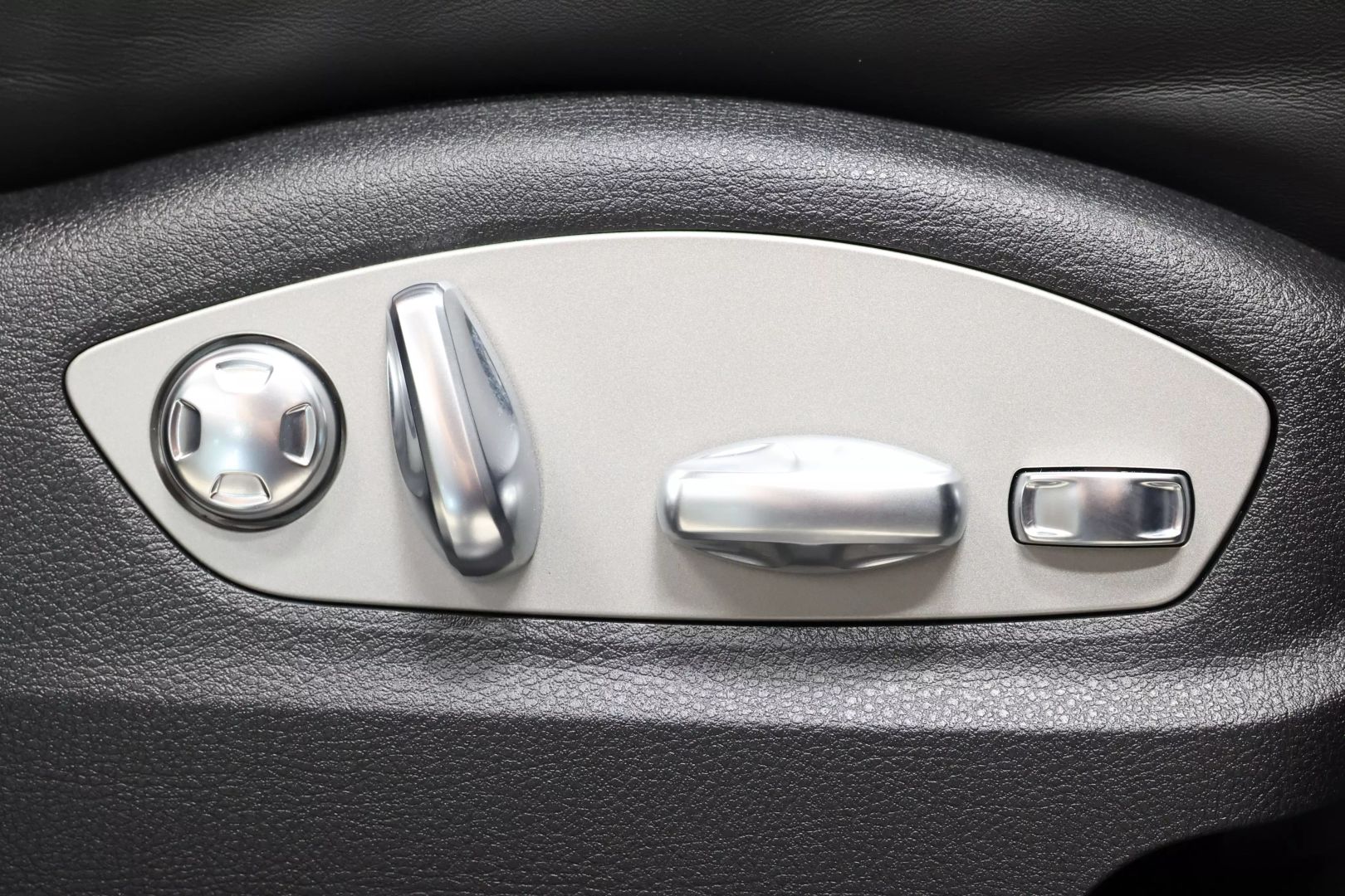 2021 Porsche Macan - Image 81