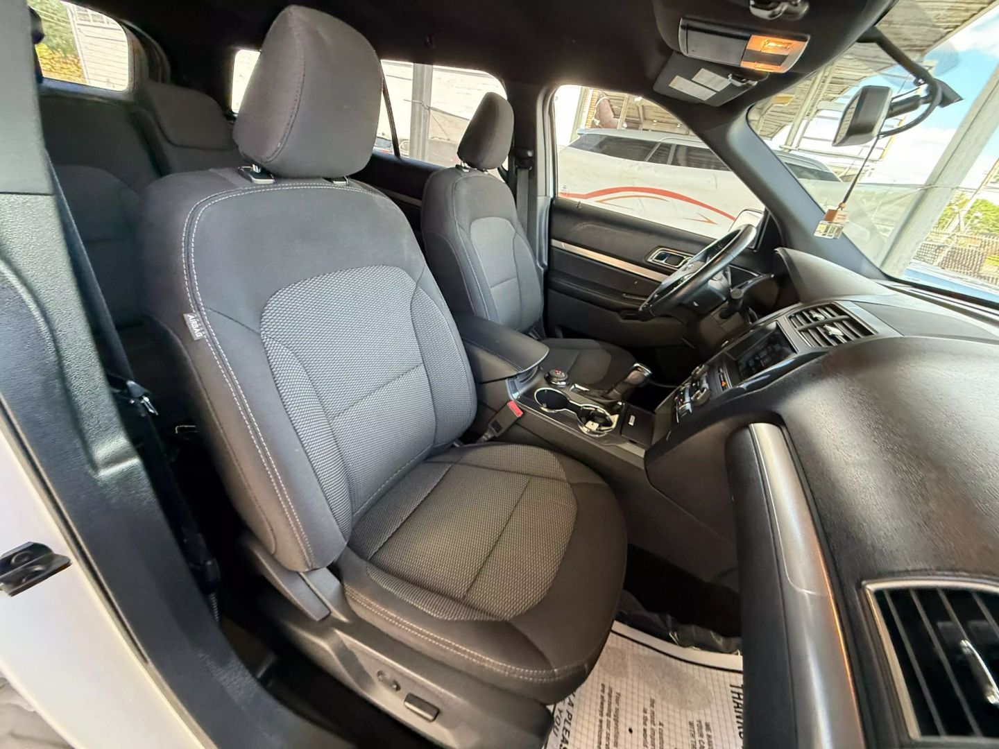 2019 Ford Explorer - Image 28