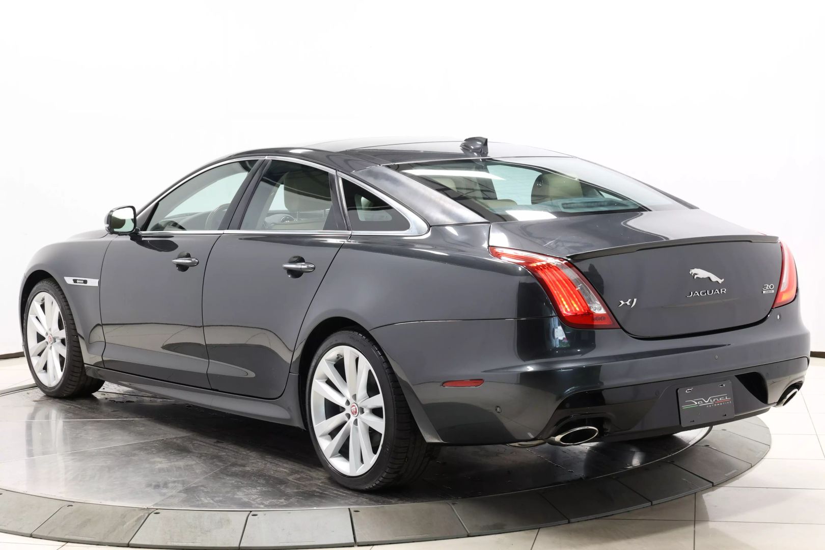 2017 Jaguar Xj - Image 55