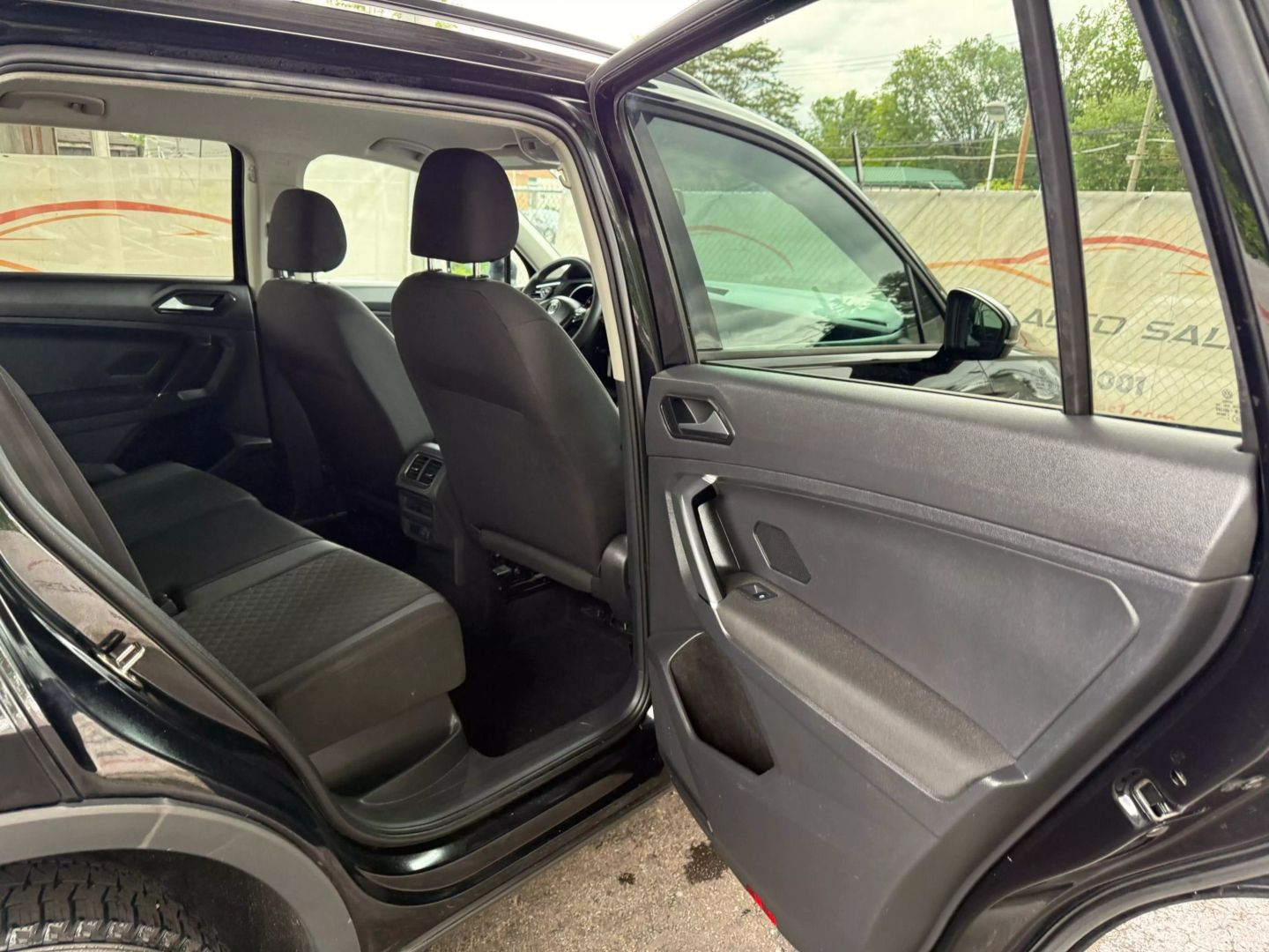 2018 Volkswagen Tiguan - Image 21