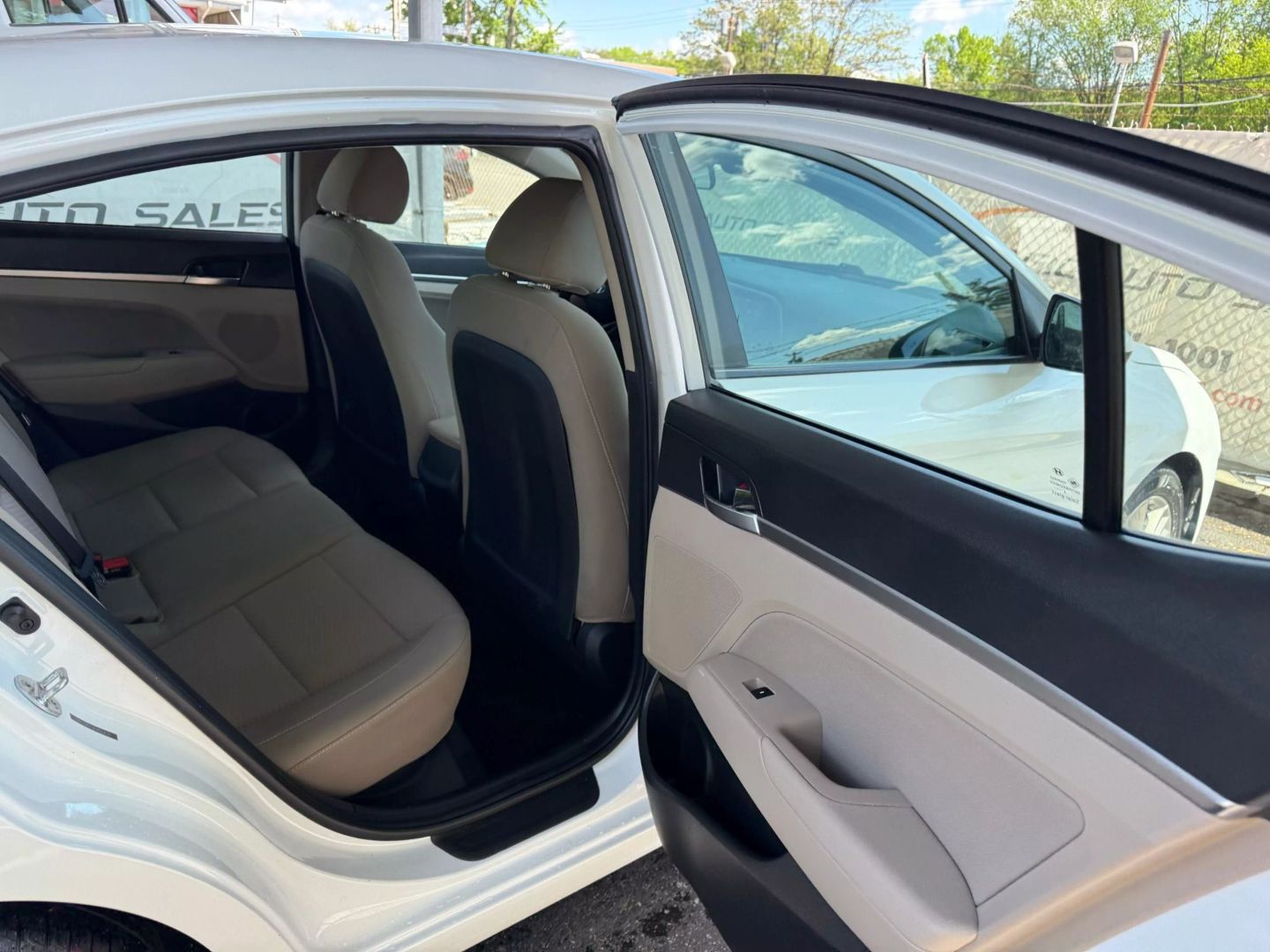 2019 Hyundai Elantra - Image 21