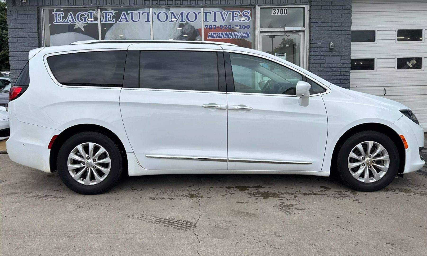 Used 2018 Chrysler Pacifica Touring L with VIN 2C4RC1BG0JR101190 for sale in Arlington, VA