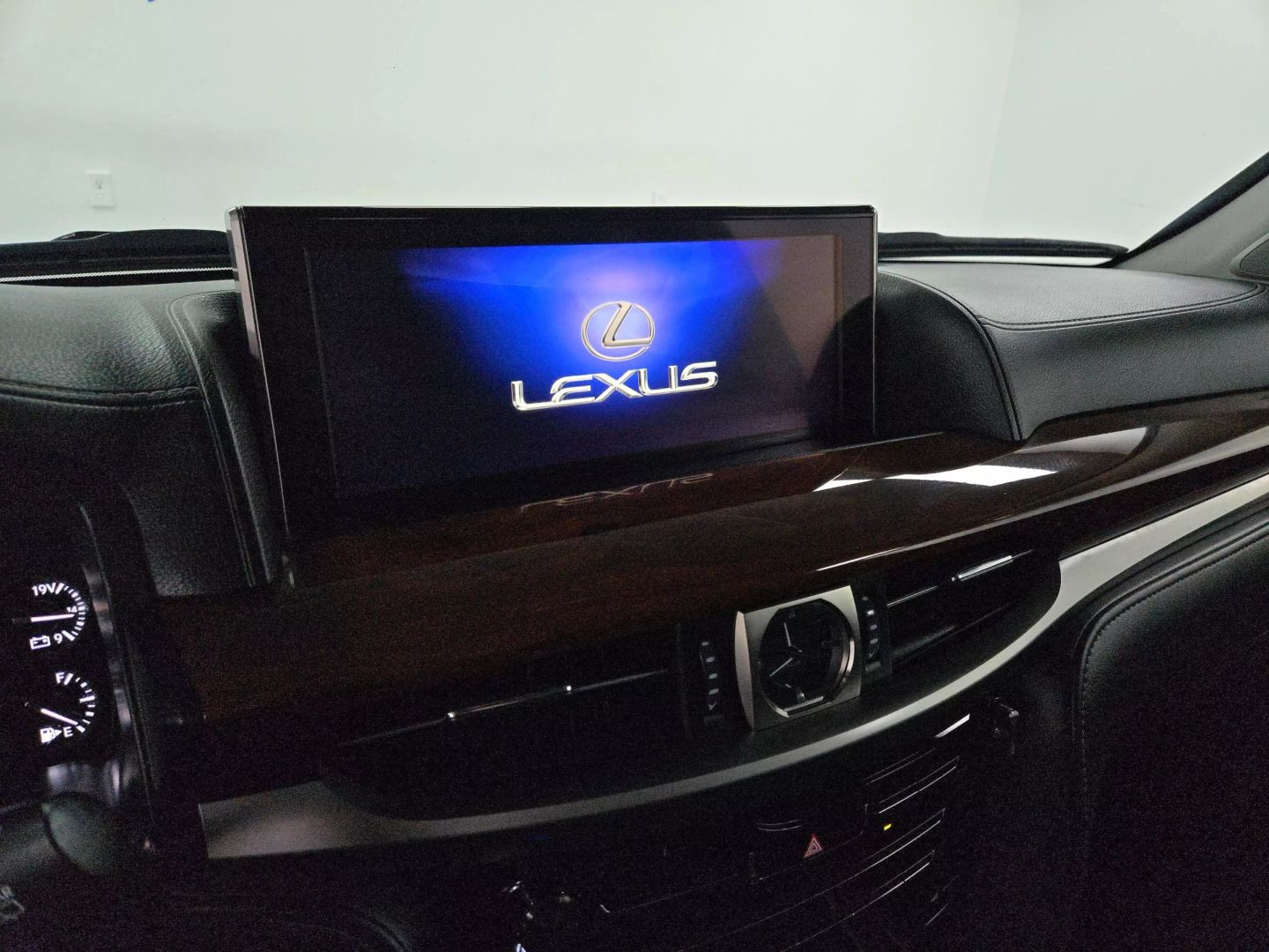2018 Lexus Lx - Image 26