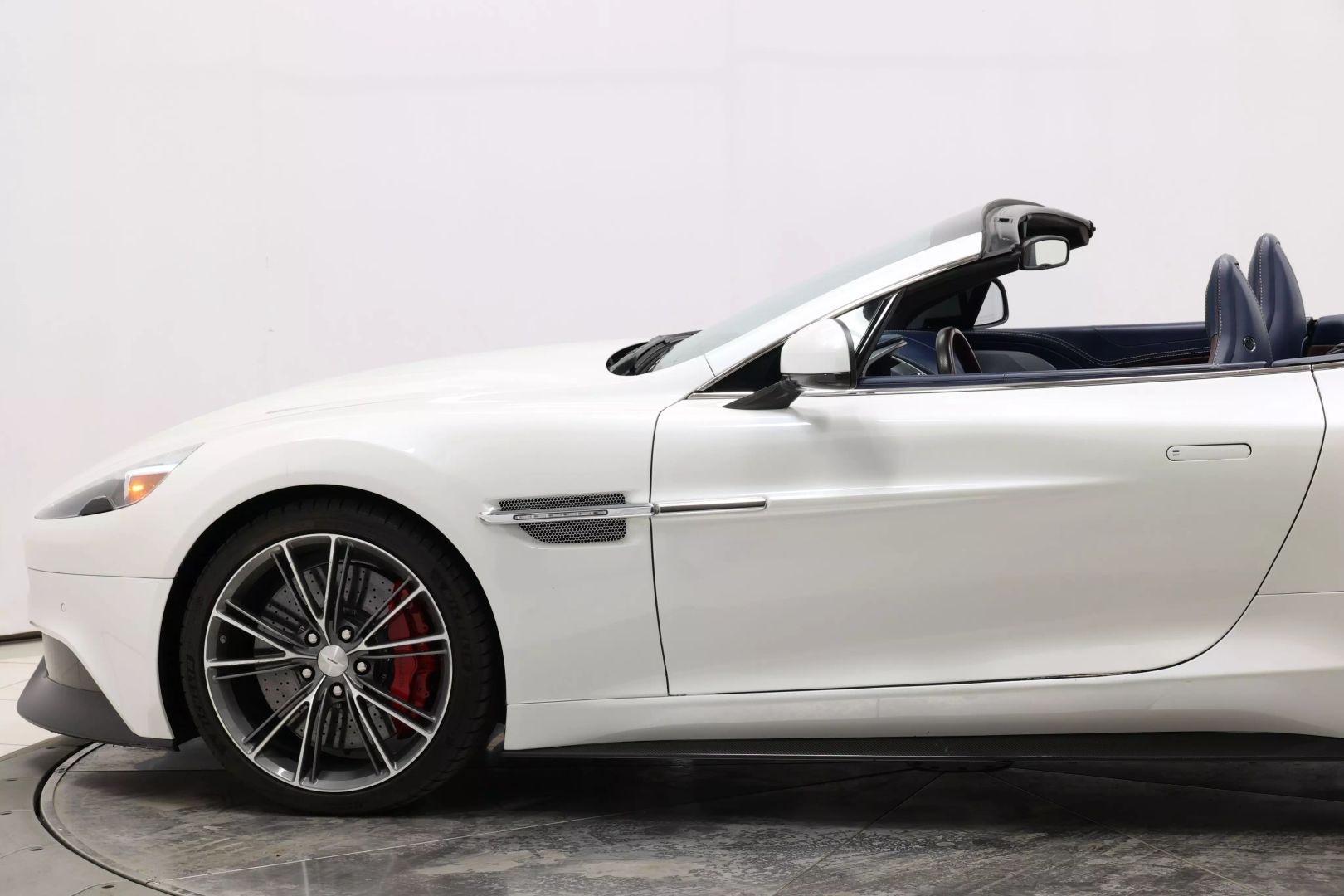 2015 Aston Martin Vanquish - Image 8