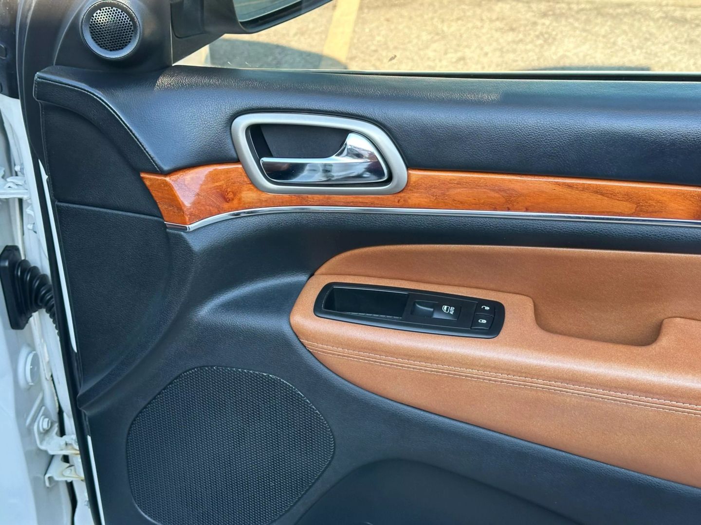 2011 Jeep Grand Cherokee - Image 22