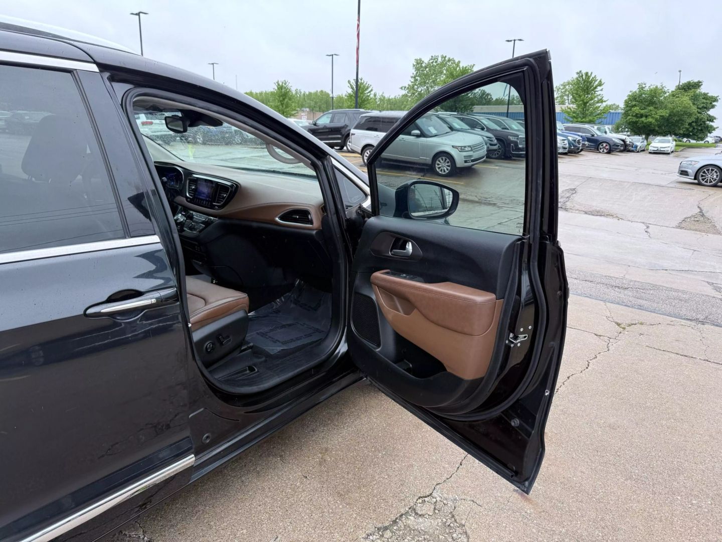 2017 Chrysler Pacifica - Image 35