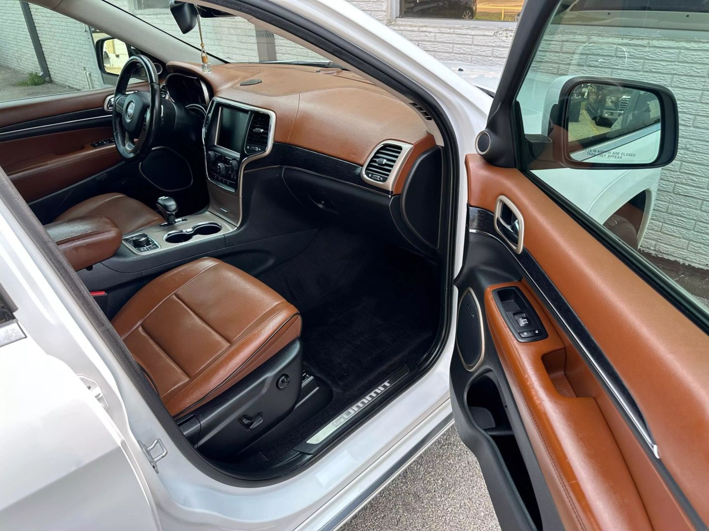 2015 Jeep Grand Cherokee - Image 32