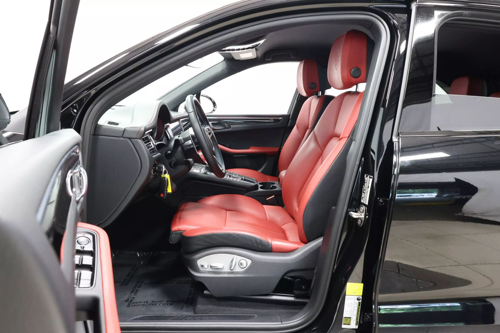 2021 Porsche Macan - Image 13