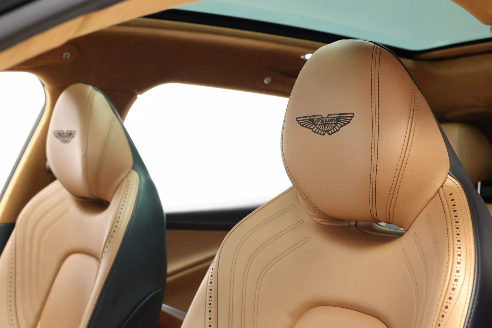2021 Aston Martin Dbx - Image 19